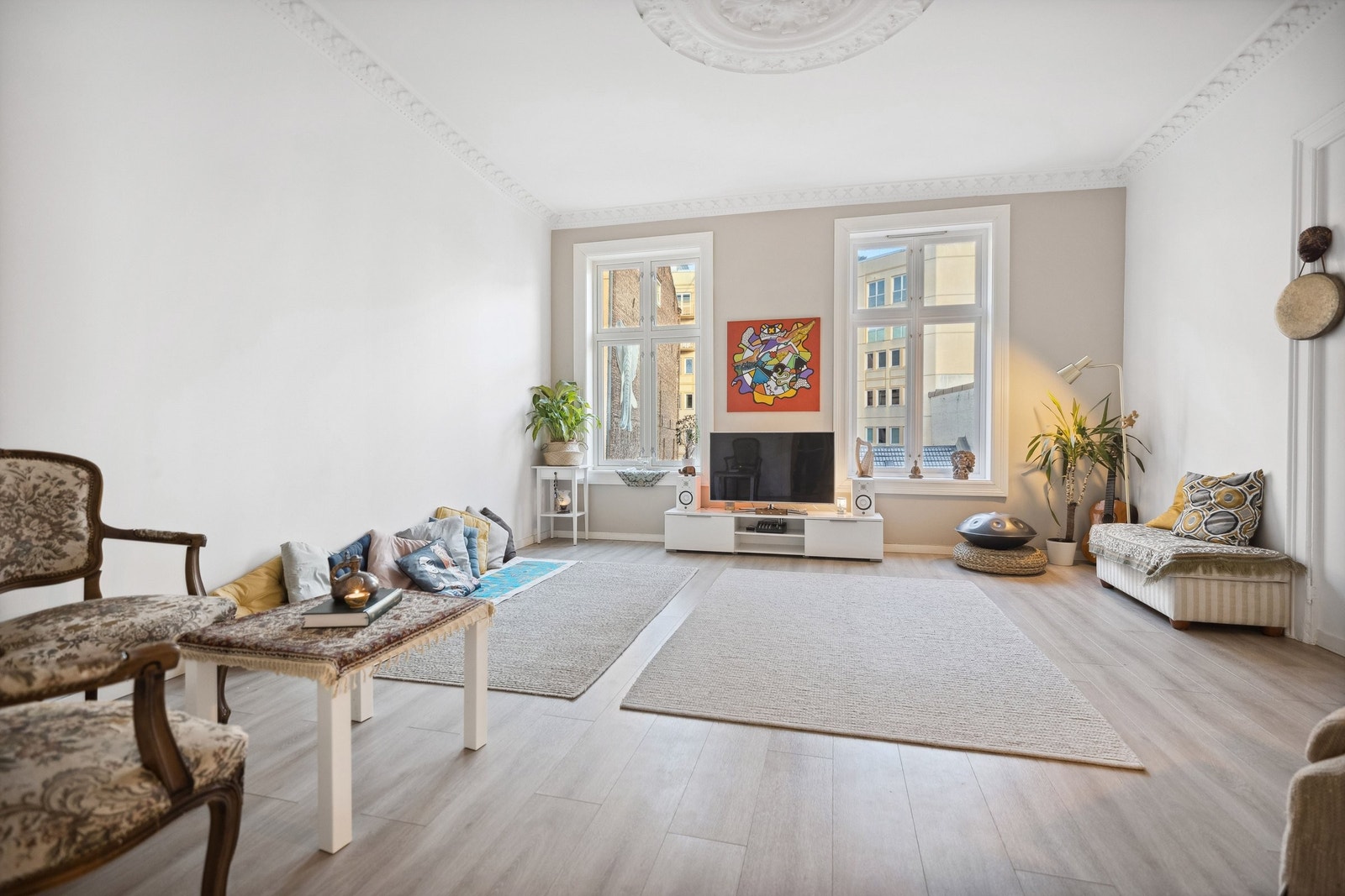 Stuen med stukkatur og rosett. Takthøyde på over 3 m. Galleribilde