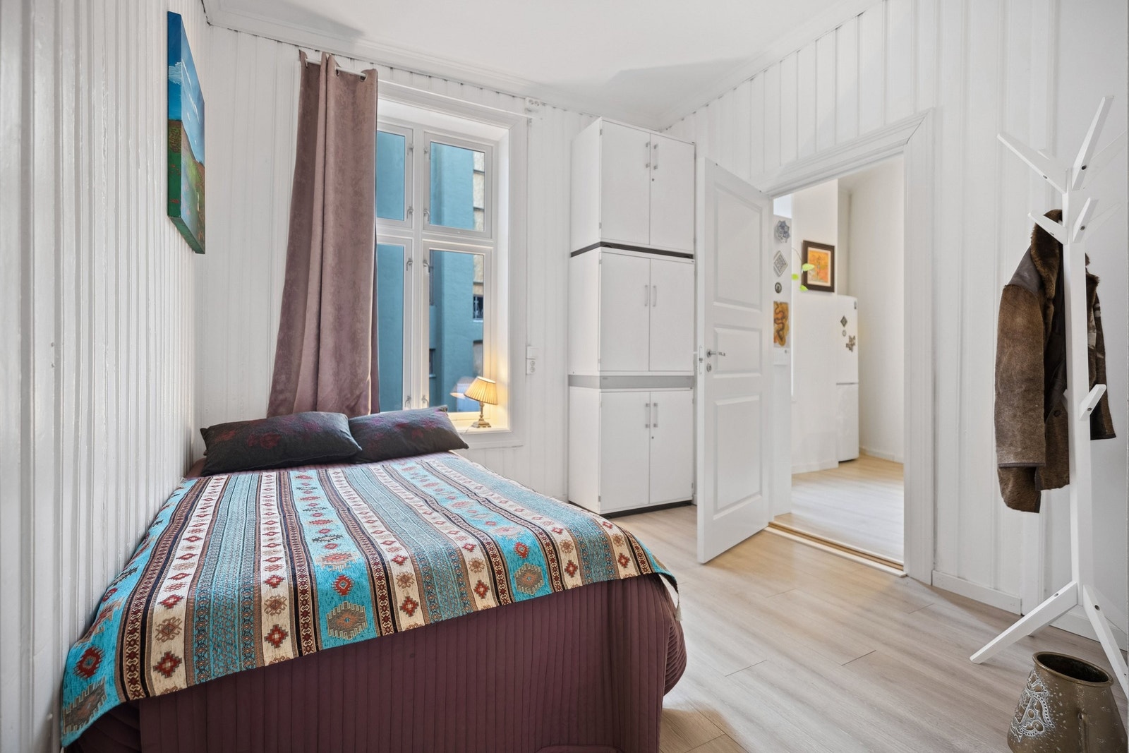 Søverom 2 med høy takthøyde og masse plass til garderobeskap Galleribilde