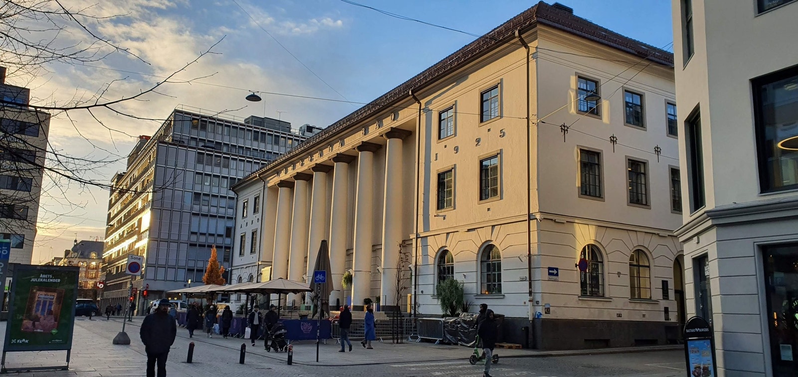 Leiligheten er rett ved Torggata bad. Her finner man blant annet: Oslo Street Food, Sentrum Scene, Bastard Burger. John Dee, Døgnåpen Deli de Luca, Rockefeller osv. Galleribilde