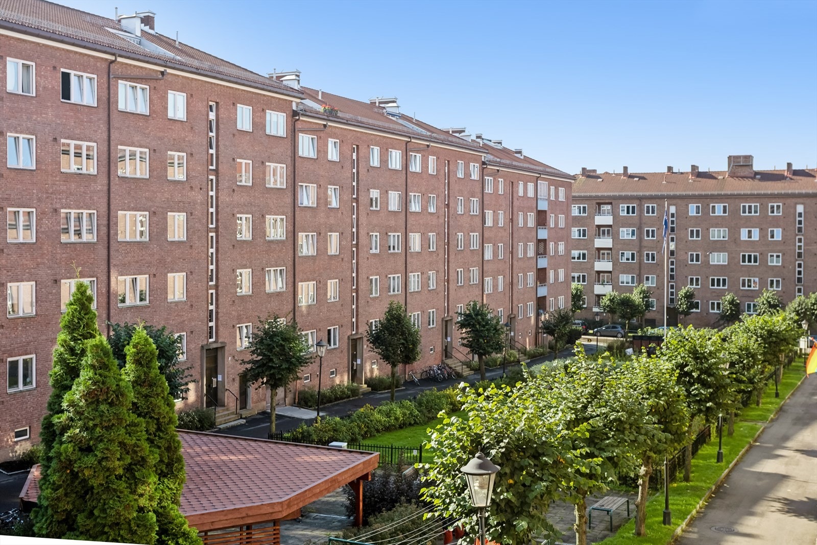 Fra kjøkkenet har du full oversikt over borettslagets velkjente og populære bakgård. Galleribilde