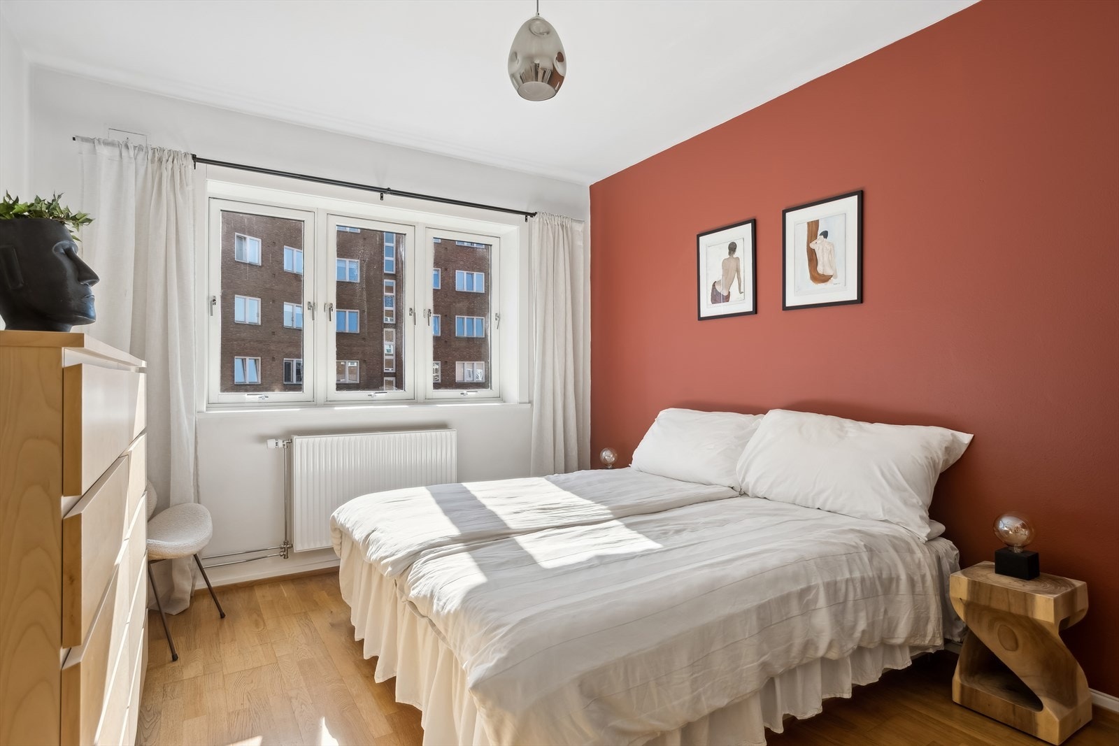 Behagelig stort soverom med plass til stor seng. nattbord og hjemmekontor. Galleribilde