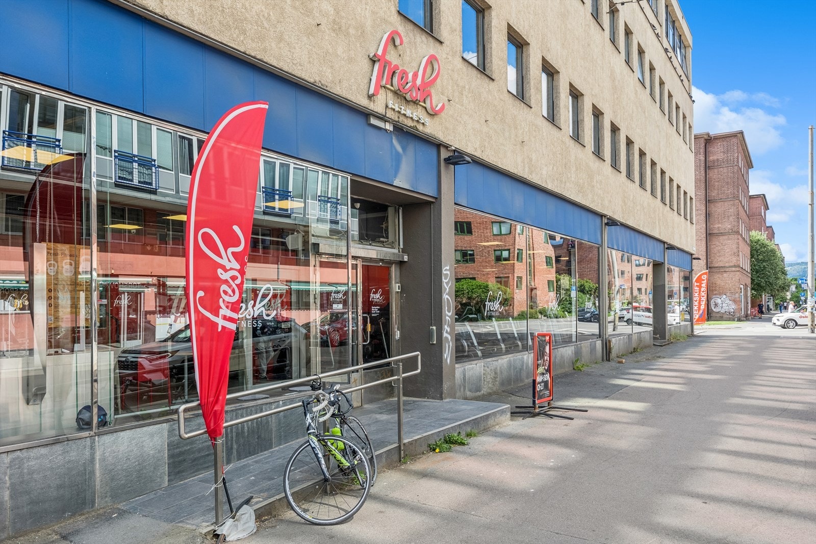 For den som ønsker å trene innendørs finnes blant annet 24Fitness, Fresh Fitness og SATS rett utenfor døren. Galleribilde