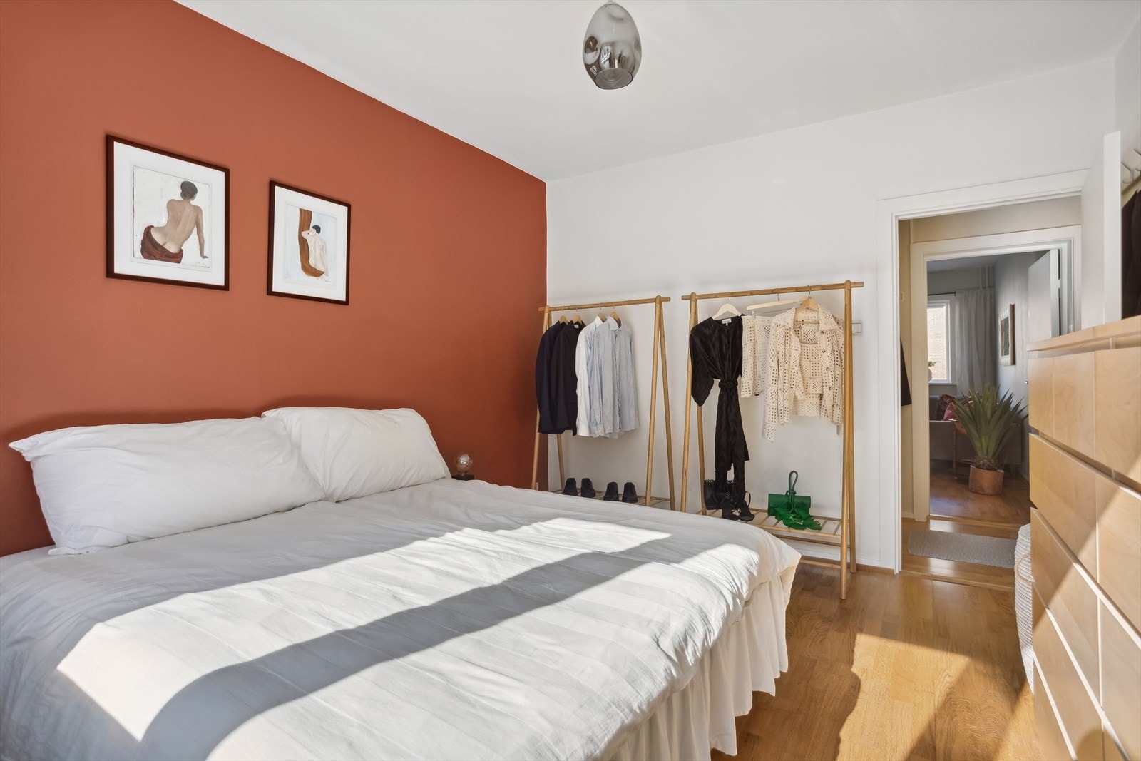 Videre er soverommet stort, romslig og malt i behagelige fargetoner. Galleribilde