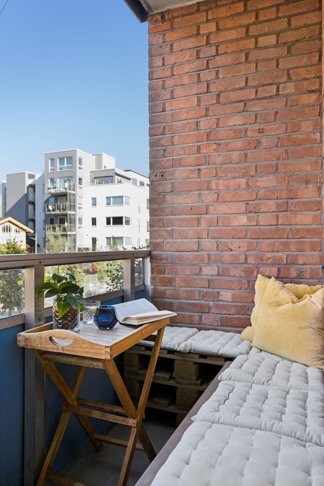 Utgang fra stue til vestvendt balkong på ca. 4,5 m². Galleribilde