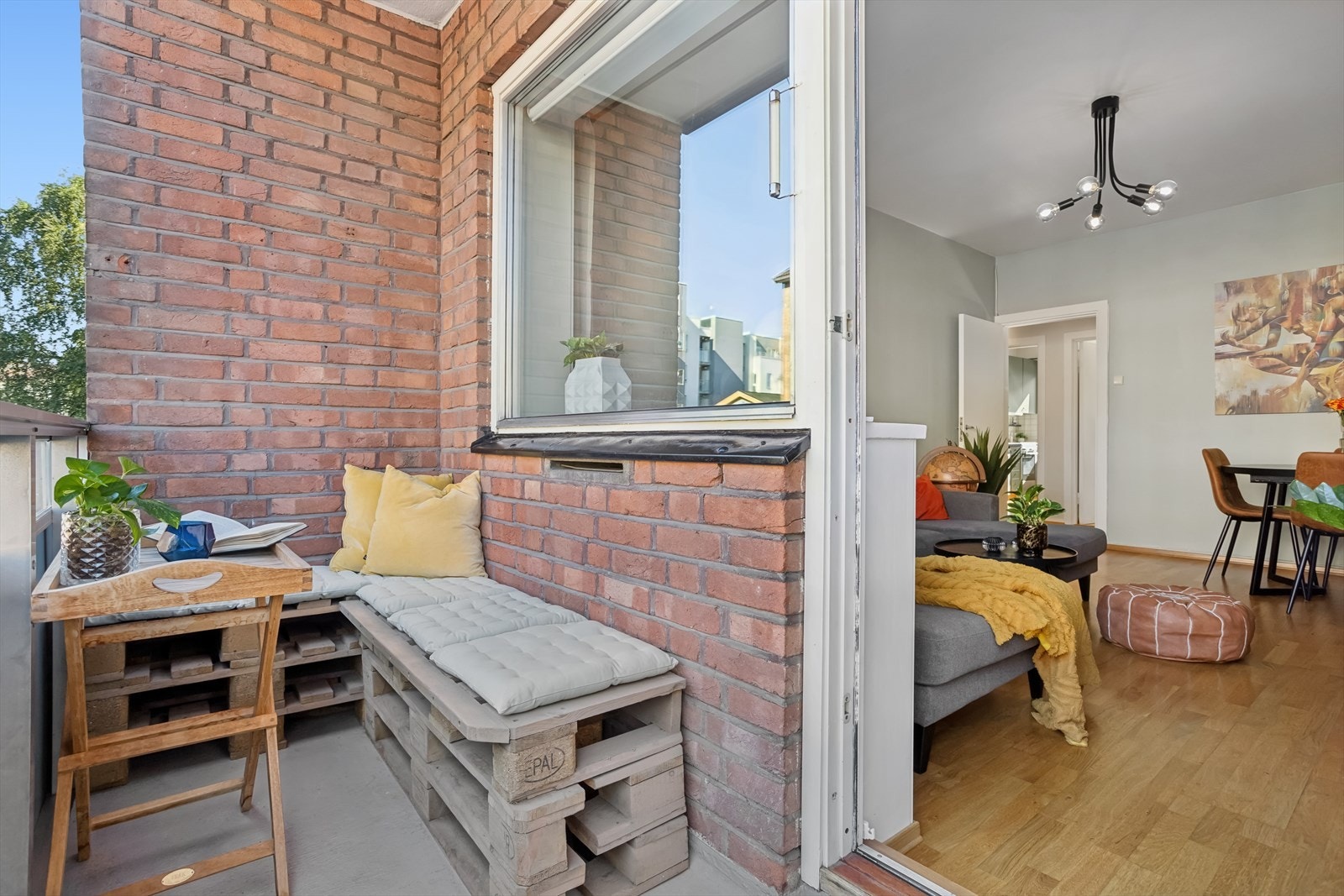 Romslig nordvestvendt balkong på 4,5kvm med ettermiddagssol. Galleribilde