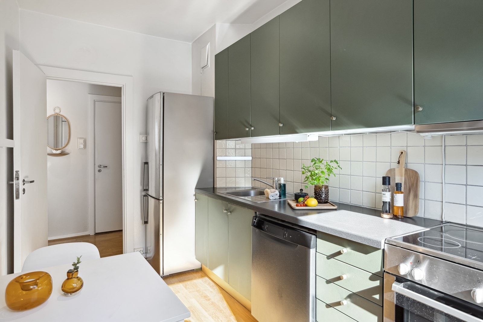 En god kombinasjon av mye skap og skuffer gir mye oppbevaringsplass og gode arbeidsflater. Galleribilde