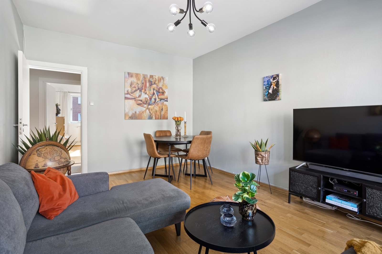 Det er gode møbleringsmuligheter og god plass til spisebord, sofa, stuebord, TV-møblement m.m. Galleribilde