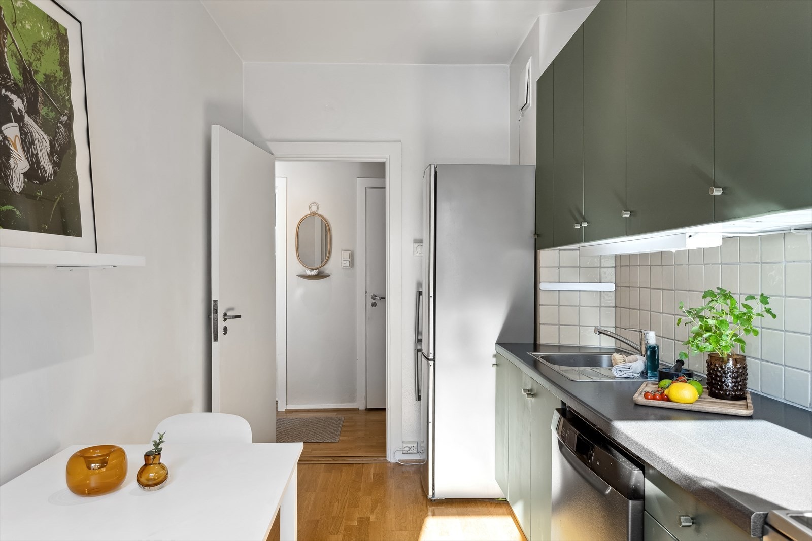 Kjøleskap, komfyr og oppvaskmaskin medfølger leiligheten, her er det bare å flytte rett inn. Galleribilde