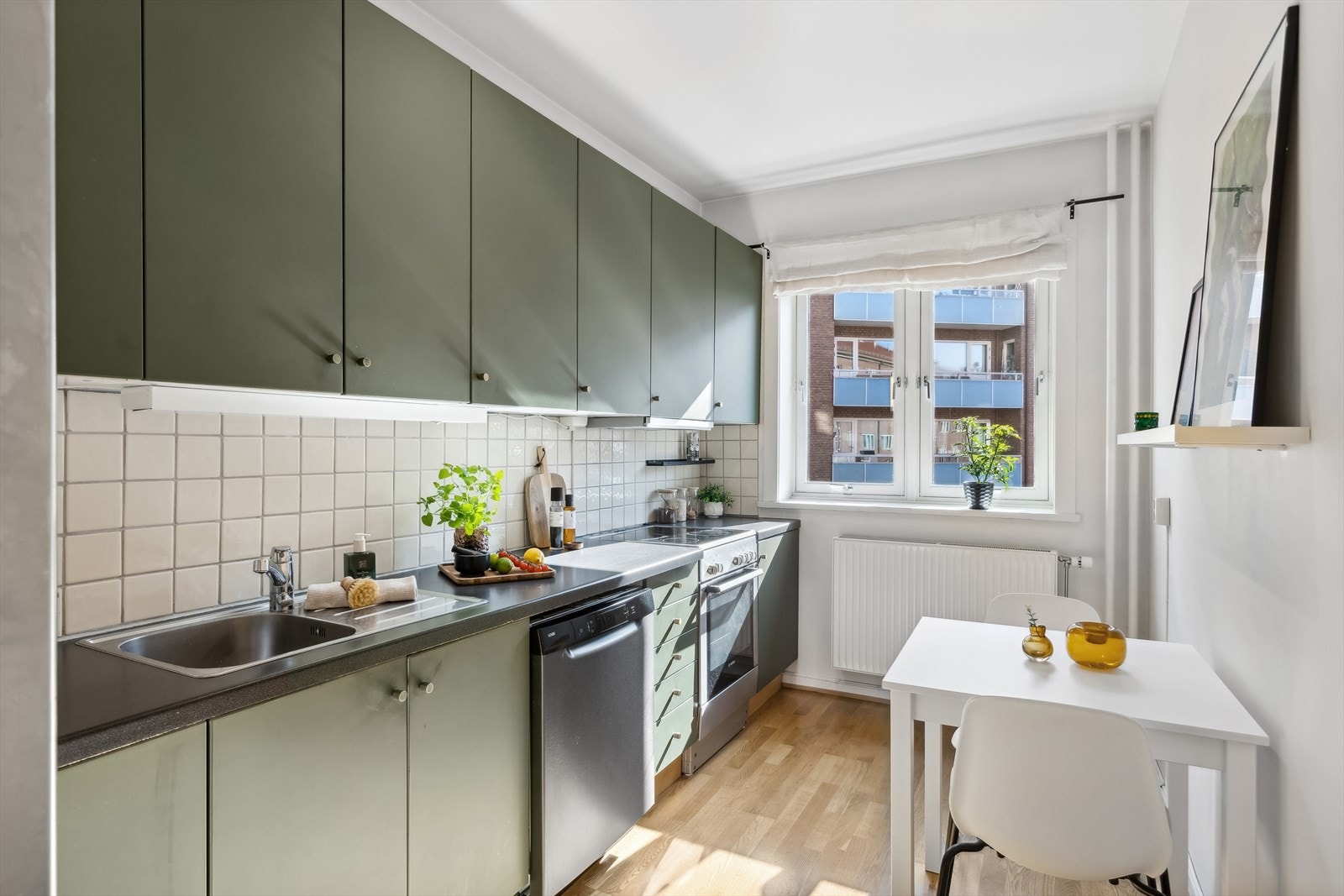 Kjøkkenet oppfattes som lyst, stort og romslig. Galleribilde