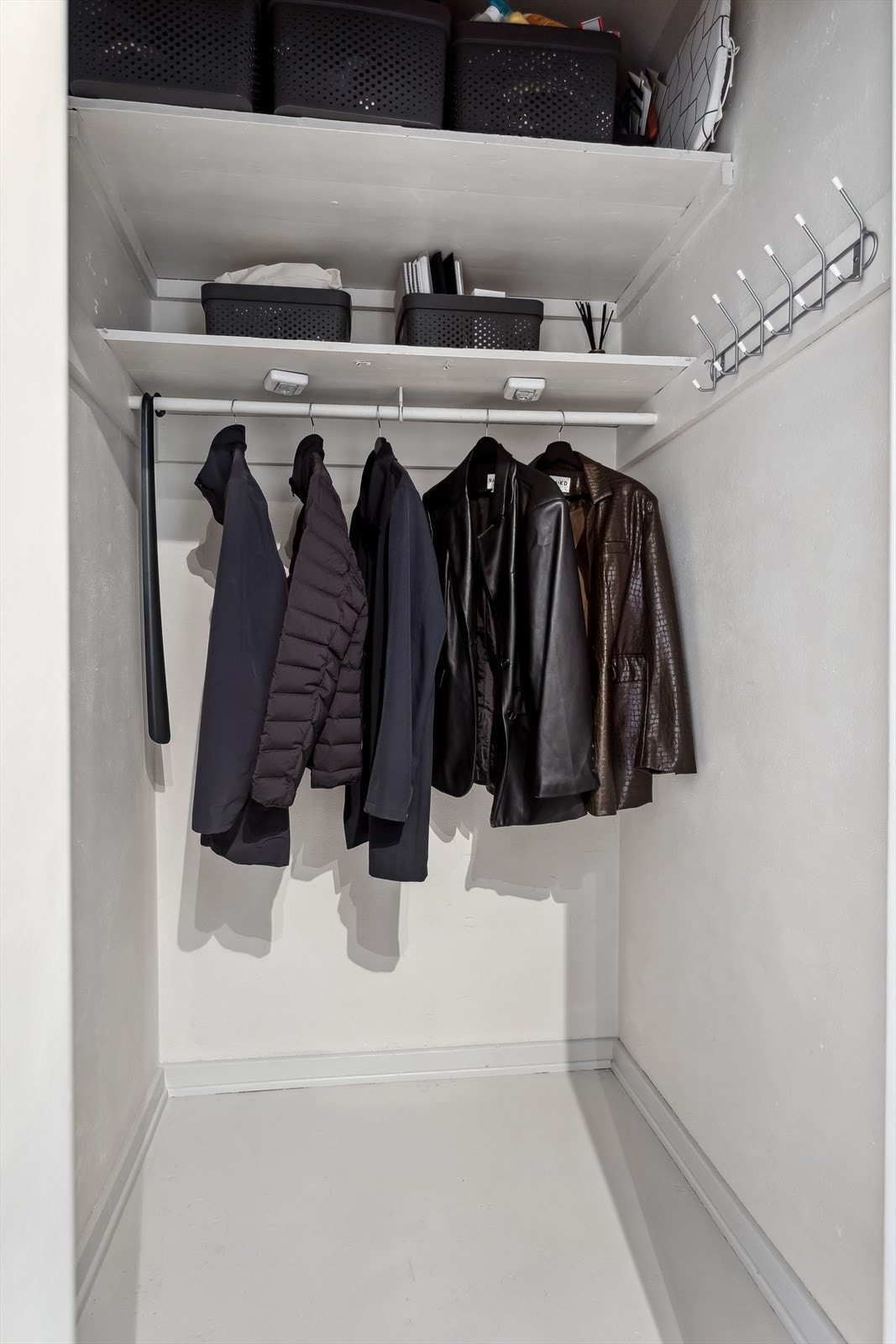 I tillegg til kjellerbod på 4,8m² har leiligheten også en egen walk-in/bod med mye lagringsplass. Galleribilde