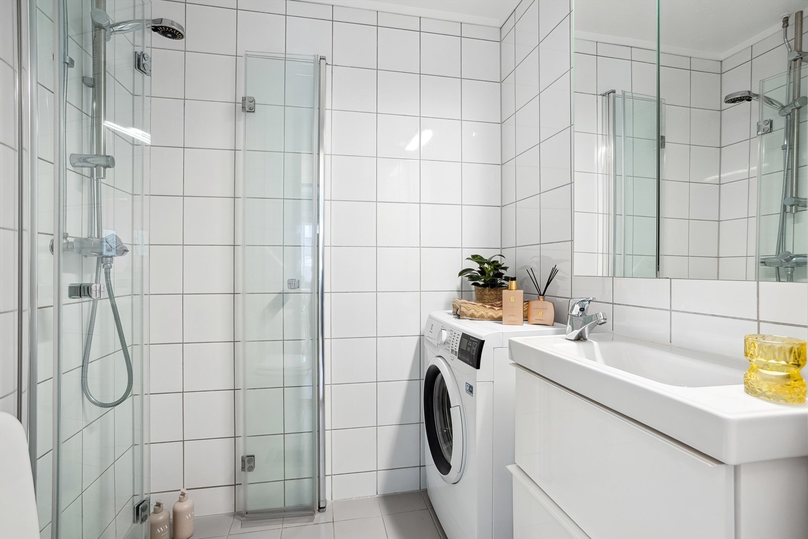 Det har med tiden blitt skiftet til knekkbare dusjdører for å optimalisere plassen på baderommet. Galleribilde