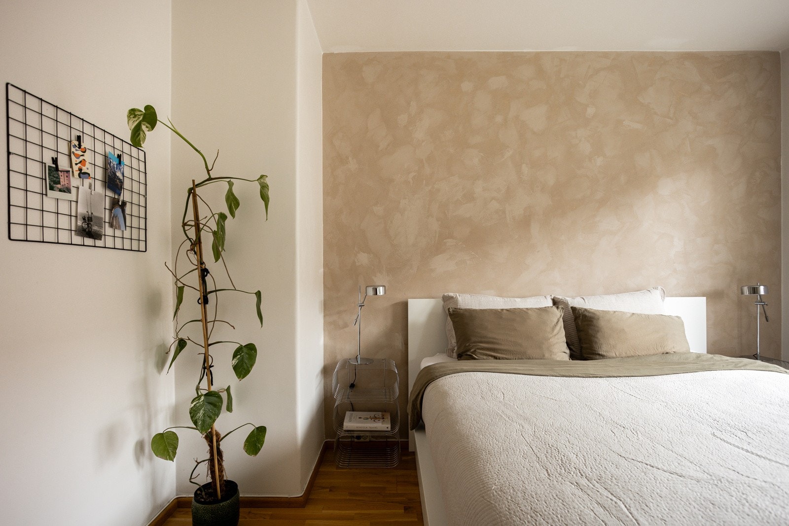 . Soverommet har god standard med parkett på gulv, glatte lysmalte overflater og en kontrastvegg med betong-look. Galleribilde