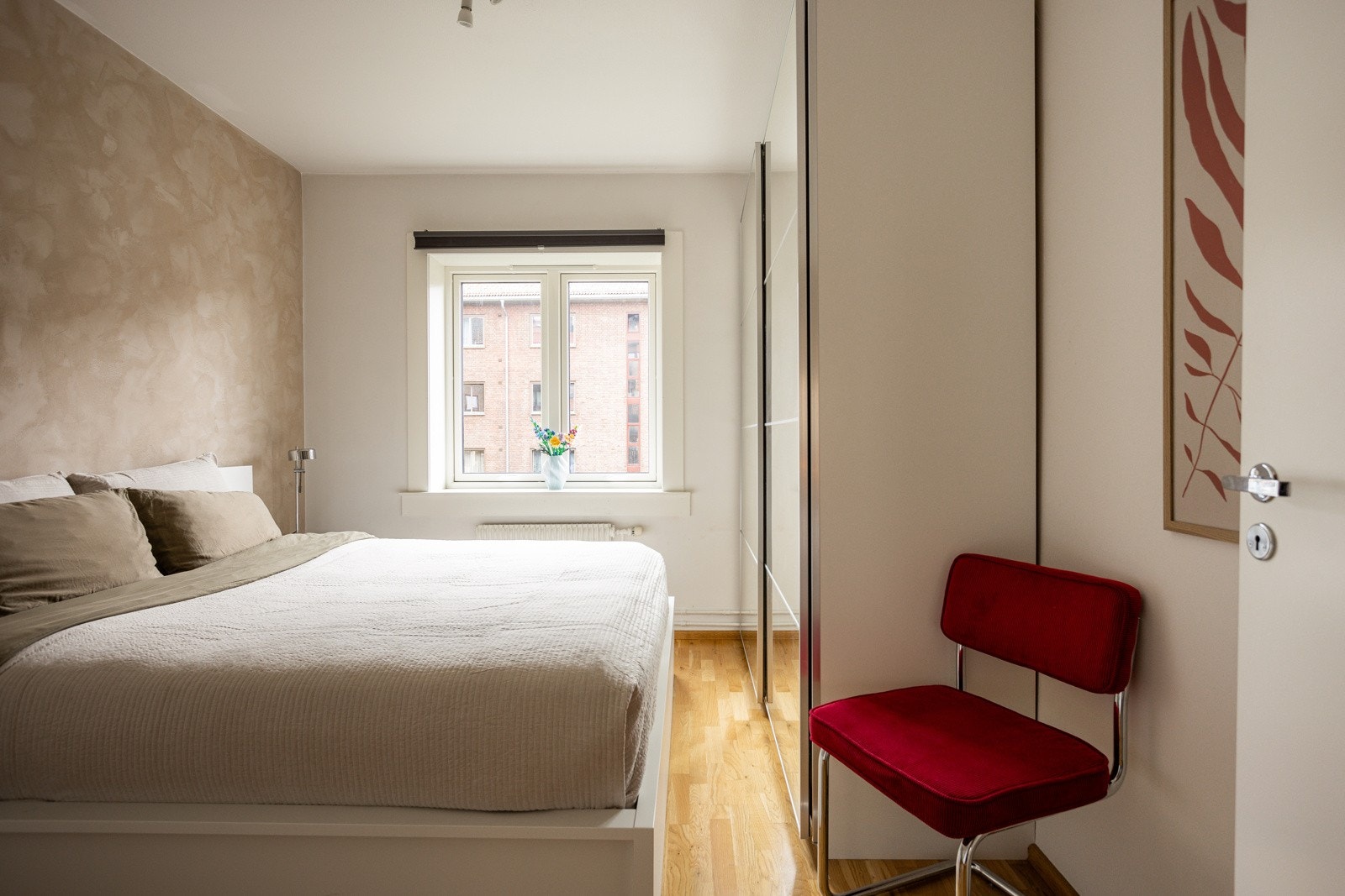 Leiligheten har et lyst og innbydende hovedsoverom som vender ut mot rolig bakgård. Stor vindusflate fra 2023 og god takhøyde på ca. 2,65 meter gir en luftig romfølelse. Galleribilde