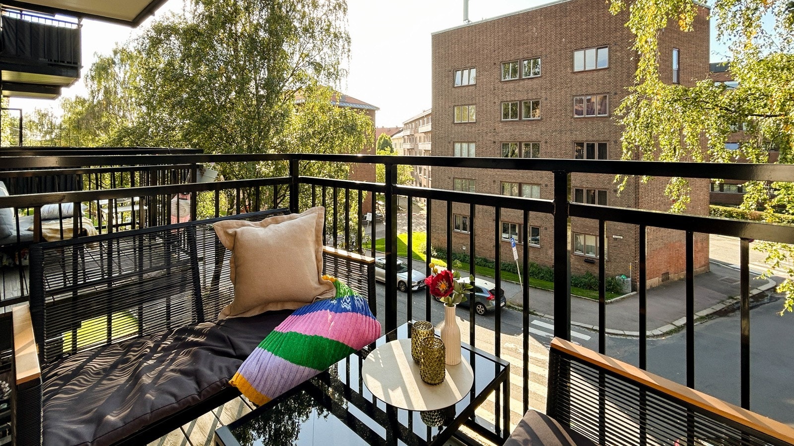 Beliggenheten mot vest sørger for deilig ettermiddagssol fra ca. klokken 14.30/15 til ca. klokken 19 på sommerstid. (selgers private bilde) Galleribilde