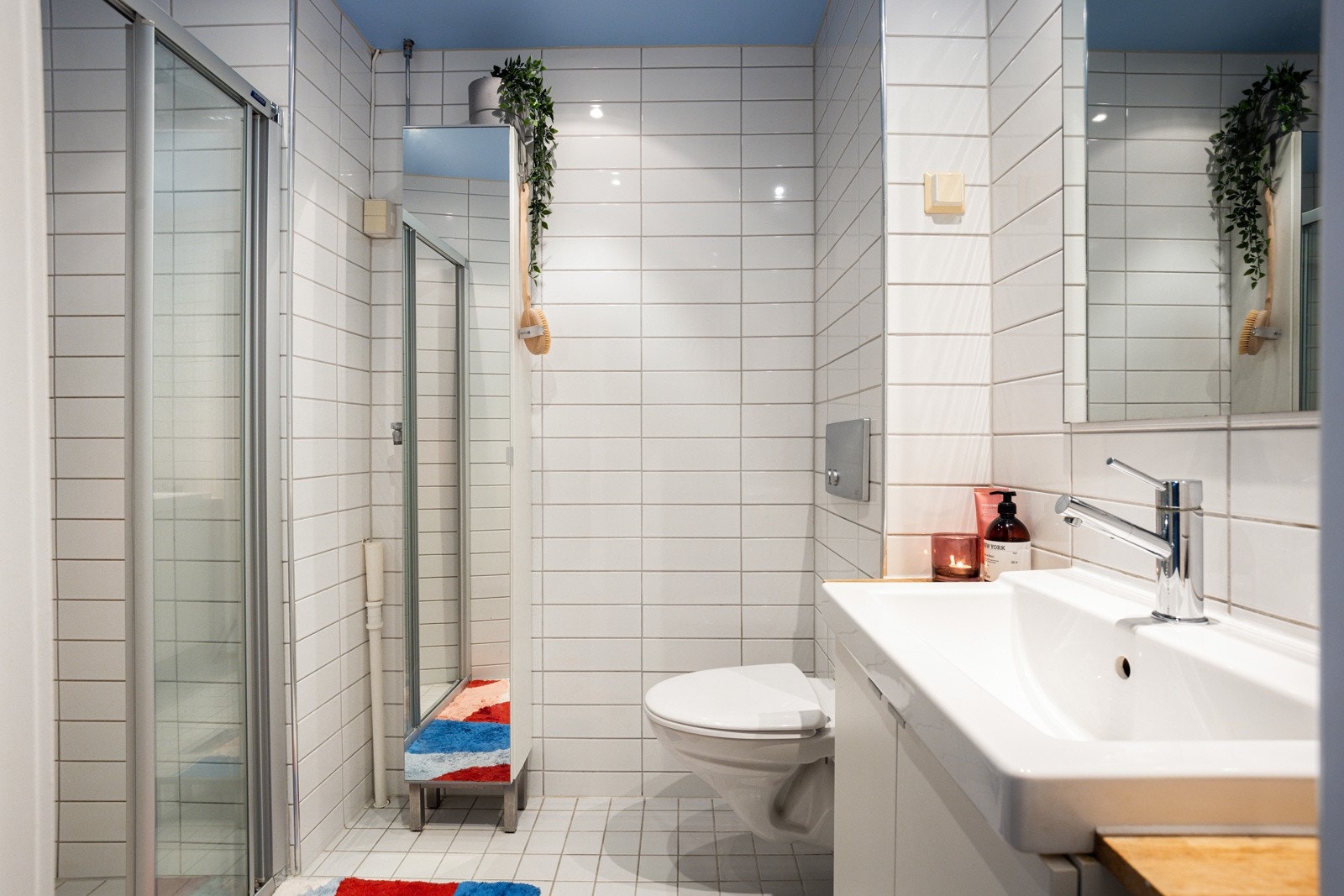 Leiligheten har et lyst og tidløst flislagt baderom som ble pusset opp i regi av borettslaget i 2005. Baderommet har lyse fliser på gulv og vegger, deilig gulvvarme og downlights i himlingen som er malt i en nydelig blåfarge. Galleribilde