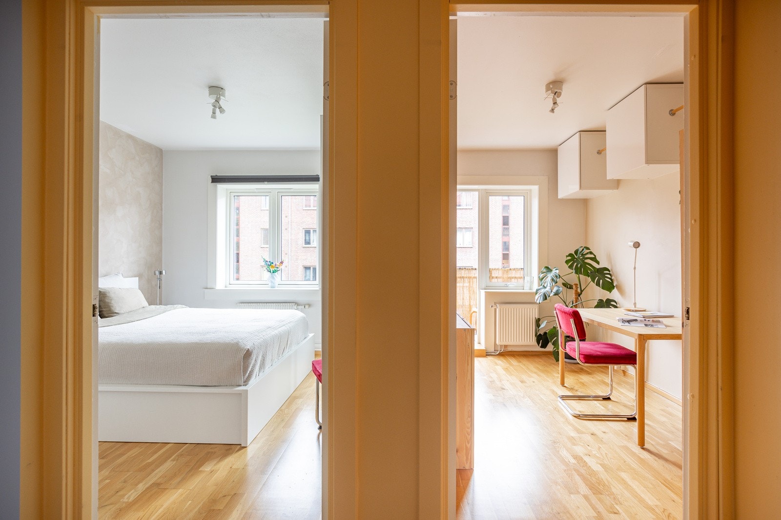 Leiligheten har en gjennomgående planløsning hvor begge soverommene vender mot rolig bakgård. Galleribilde