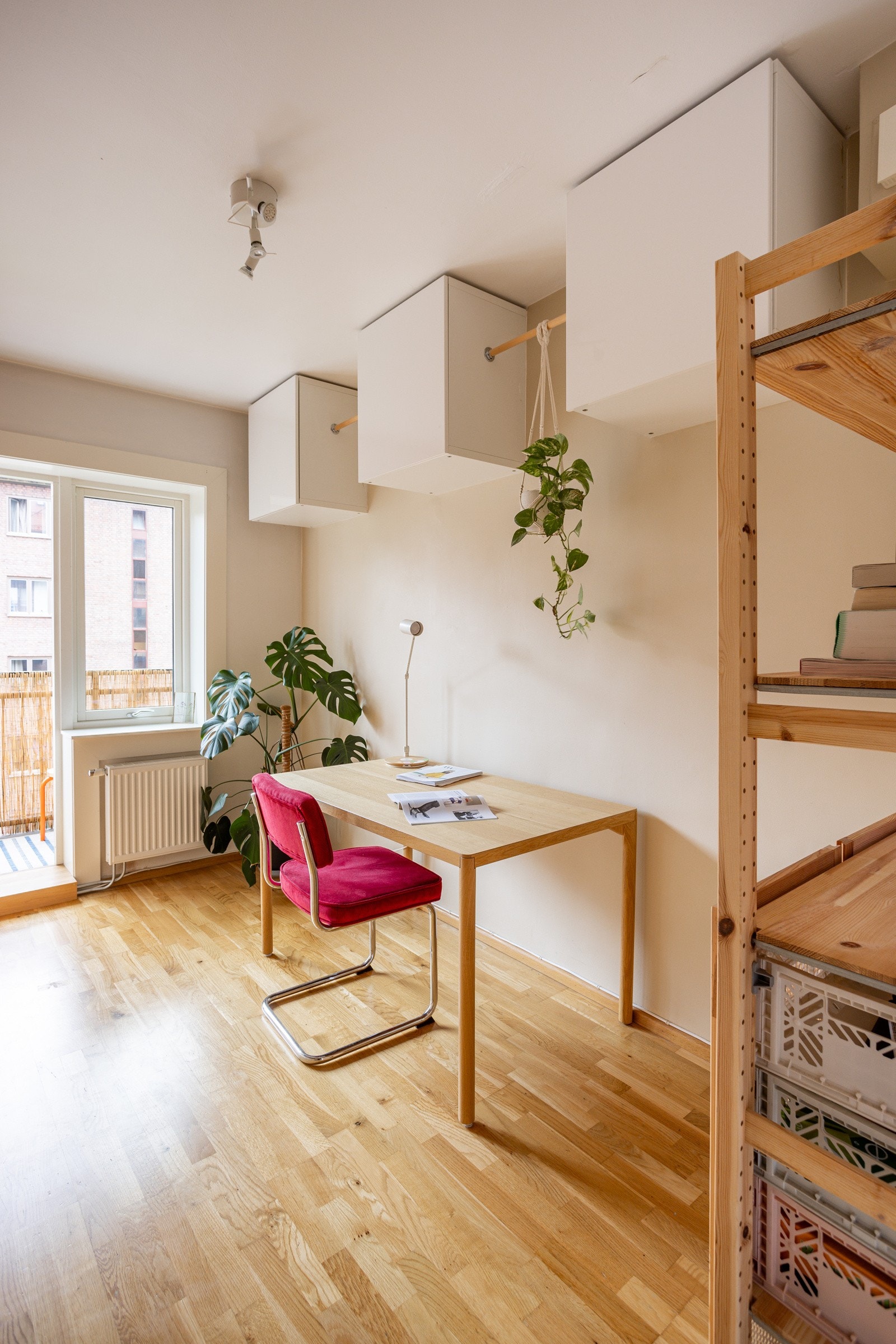 Det andre soverommet er også et lyst og fint soverom som vender ut mot rolig bakgård. Smart oppbevaringsplass i vegghengte skap med stenger mellom for oppheng. Galleribilde