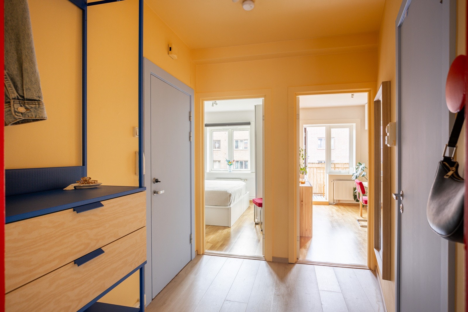 Du ønskes velkommen inn i en livlig entré som umiddelbart gir deg en god følelse og smakebit av leiligheten. Galleribilde