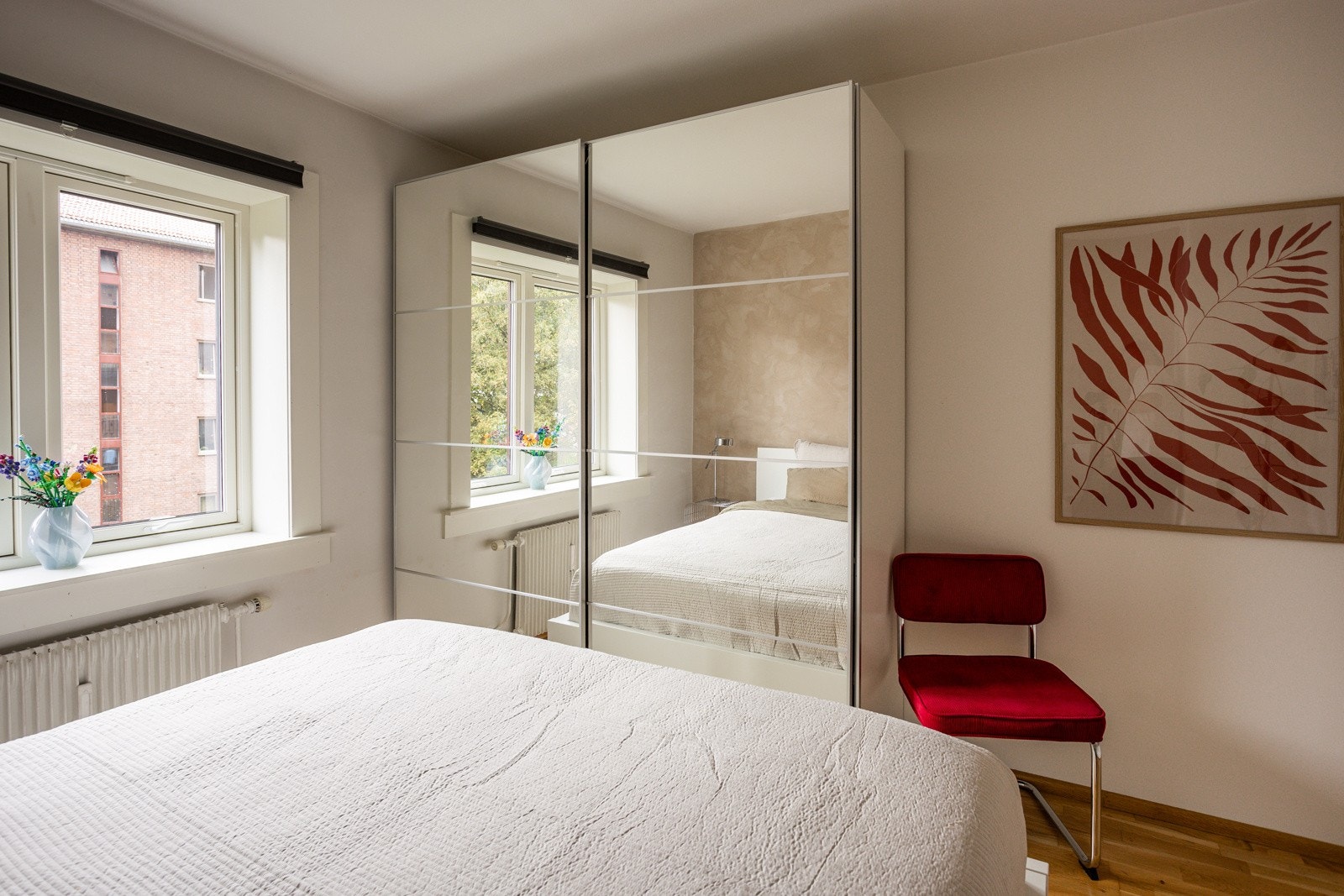 Rikelig med oppbevaringsplass i stor skyvedørsgarderobe med speildører som medfølger i handelen. Galleribilde