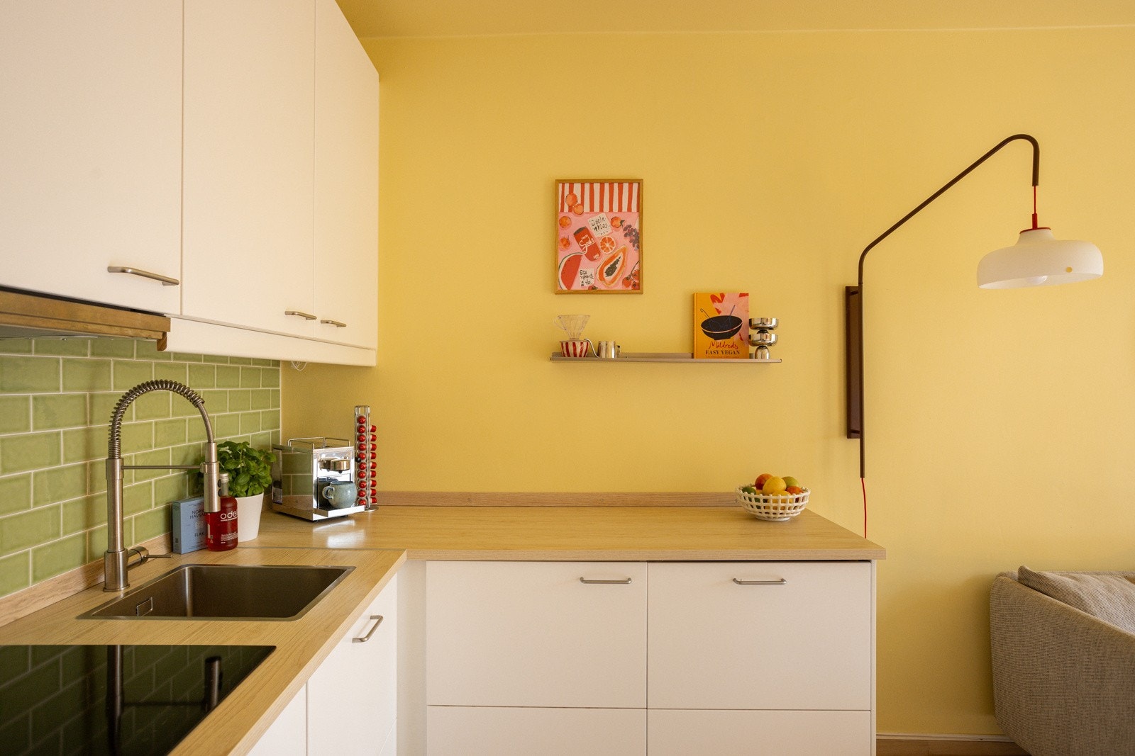 Innredningen har hvite glatte fronter og laminert benkeplate med nedfelt oppvaskkum. Både fint og praktisk med nydelige fliser i benkeryggen og belysning under overskapene. Galleribilde