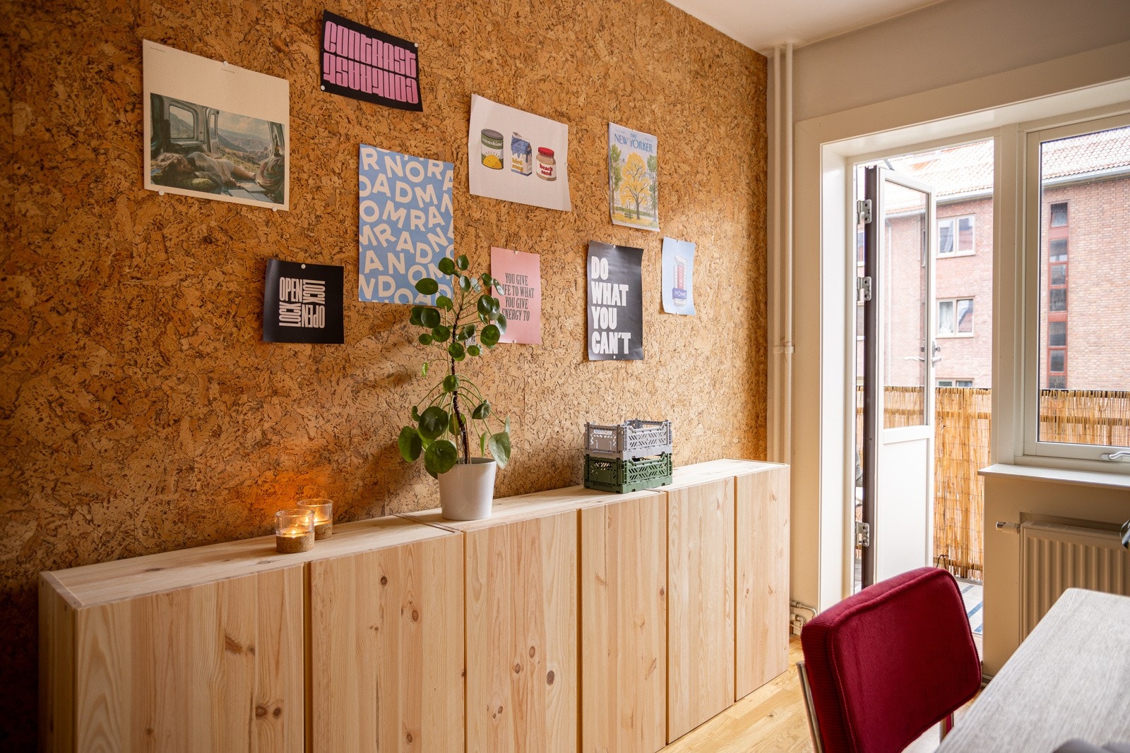 Soverommet har god standard med parkett på gulv, glatte lysmalte overflater og en stilig kontrastvegg av kork. Galleribilde