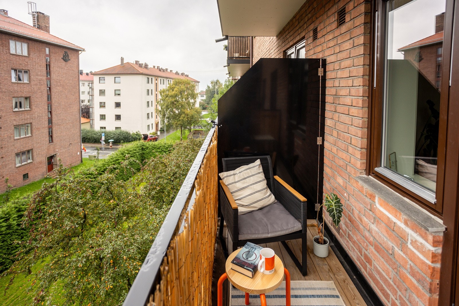 Beliggenheten i byggets 3. etasje og mot øst sørger for gode solforhold fra tidlig morgen til ca. klokken 1230 på sommerstid. Hyggelig utsyn over borettslagets pent opparbeidede fellesarealer. Galleribilde