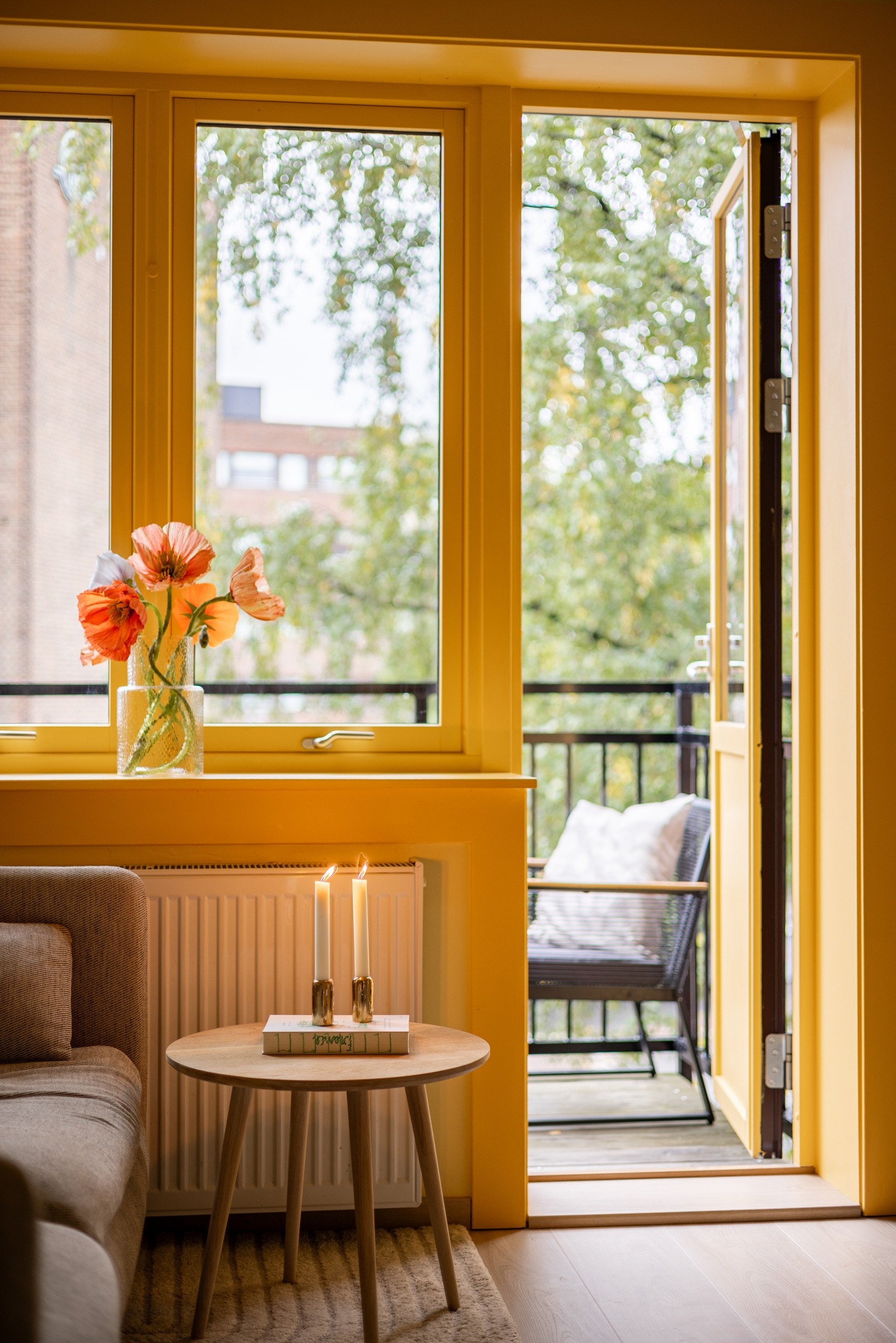 Alle vinduene i leiligheten var nye i 2014, 2019 og 2023, og det er brede vinduskarmer for planter og dekor. Galleribilde