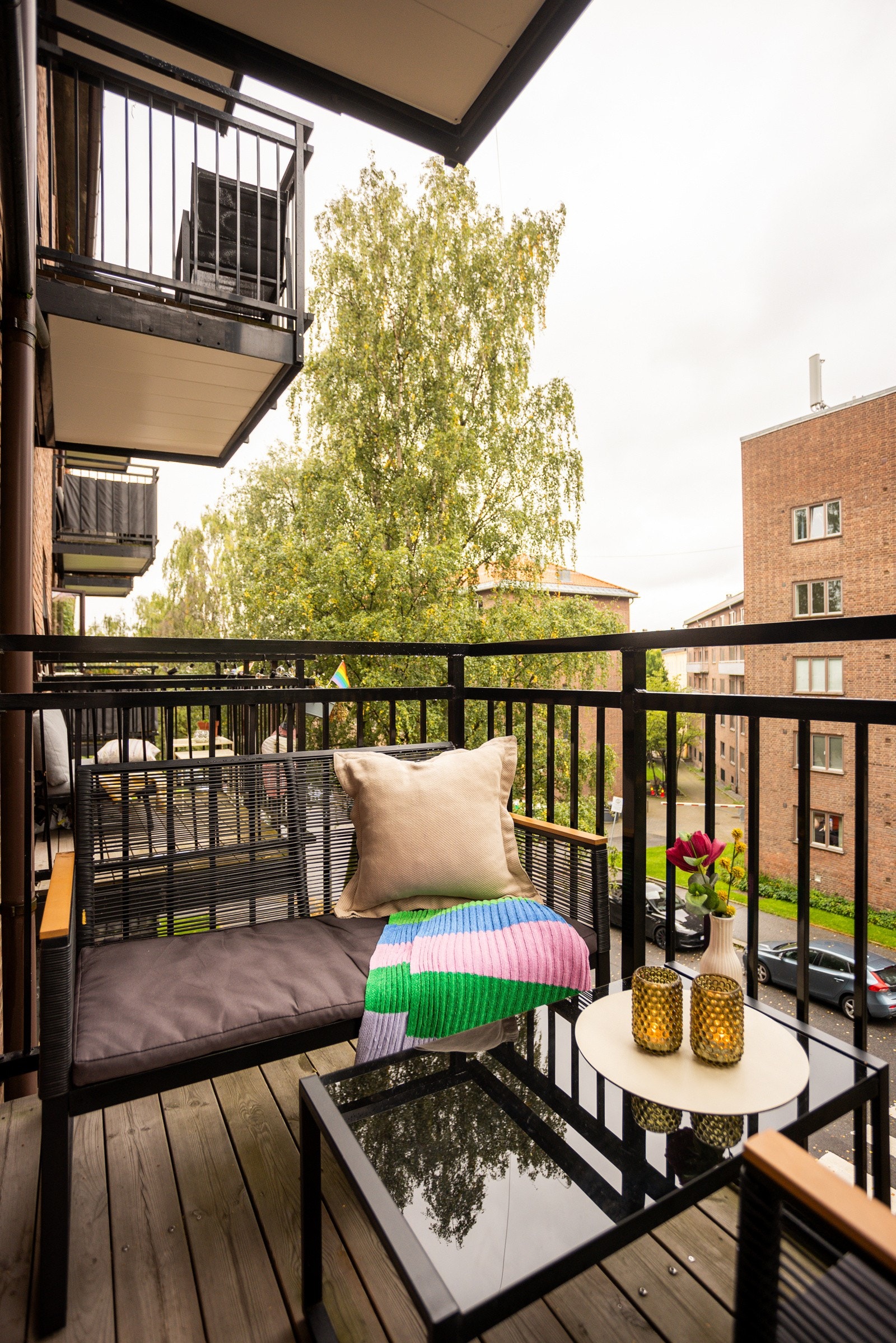 Balkongen er overbygget, har terrassebord på gulv og plass til sittegruppe etter eget ønske og behov. Galleribilde
