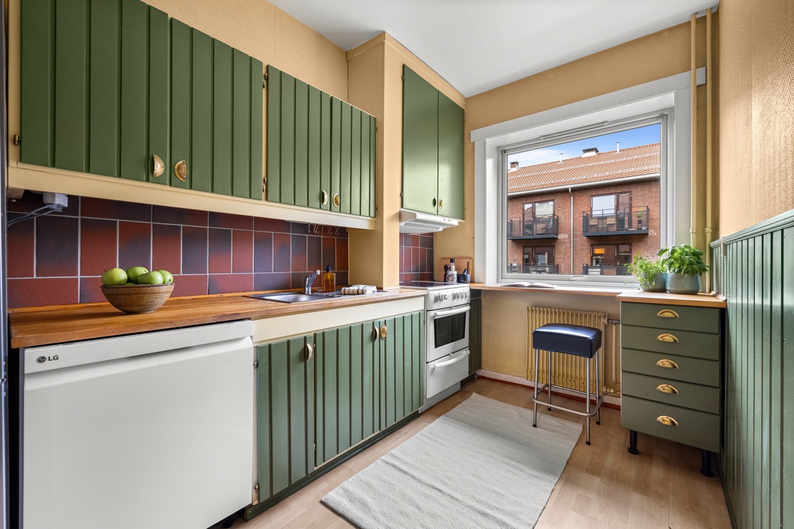 Kjøkkenet har en koselig barløsning ved vinduet hvor du kan nyte morgenkaffen. Galleribilde