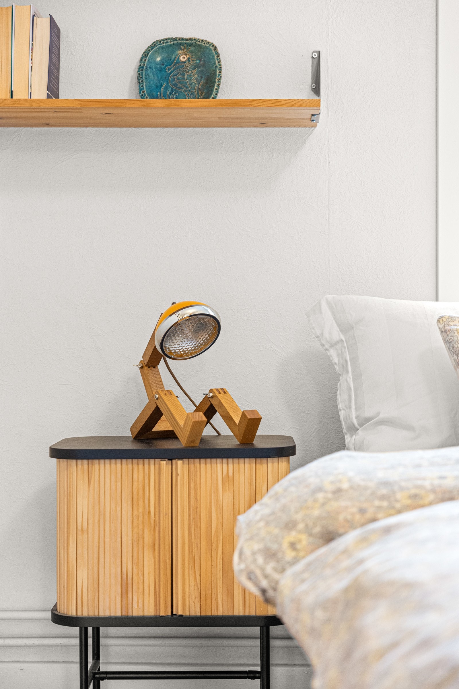 Veggene er hvitmalte og står godt til fargen på tregulvet. Galleribilde