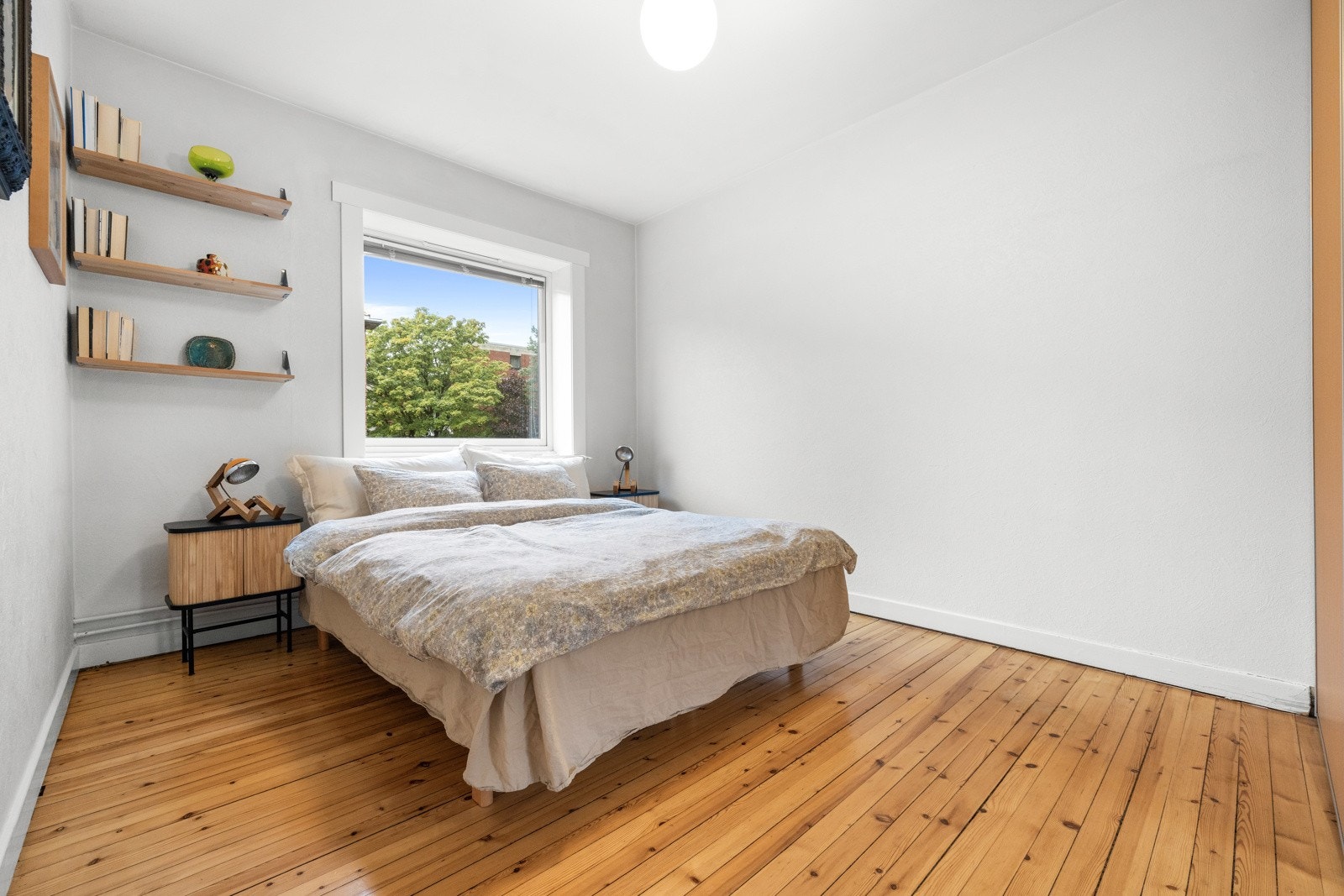 Soverommet er stort og har god plass til en dobbeltseng med tilhørende møblement. Galleribilde