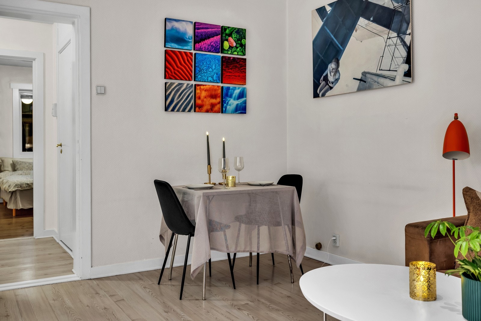 I stuen har du også plass til en spisegruppe hvor du kan invitere venner og familie til middag. Galleribilde