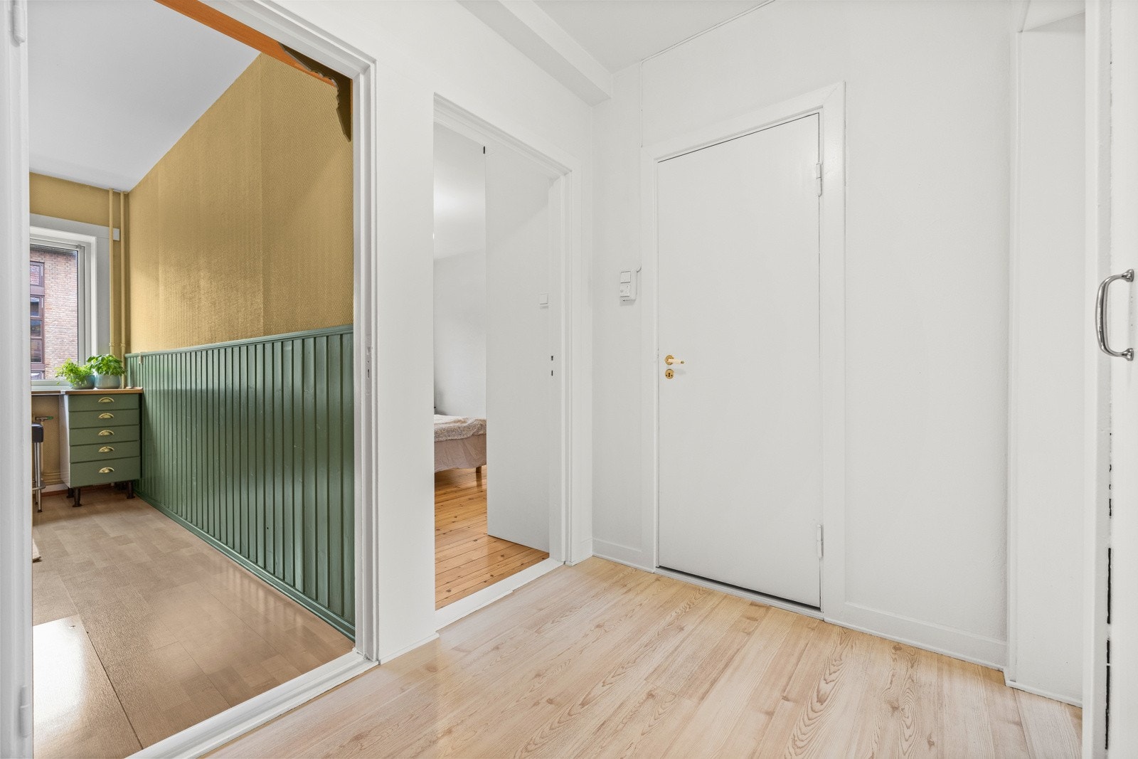 Fra entreén har du direkte adkomst til stue, bad, kjøkken og soverom. Galleribilde