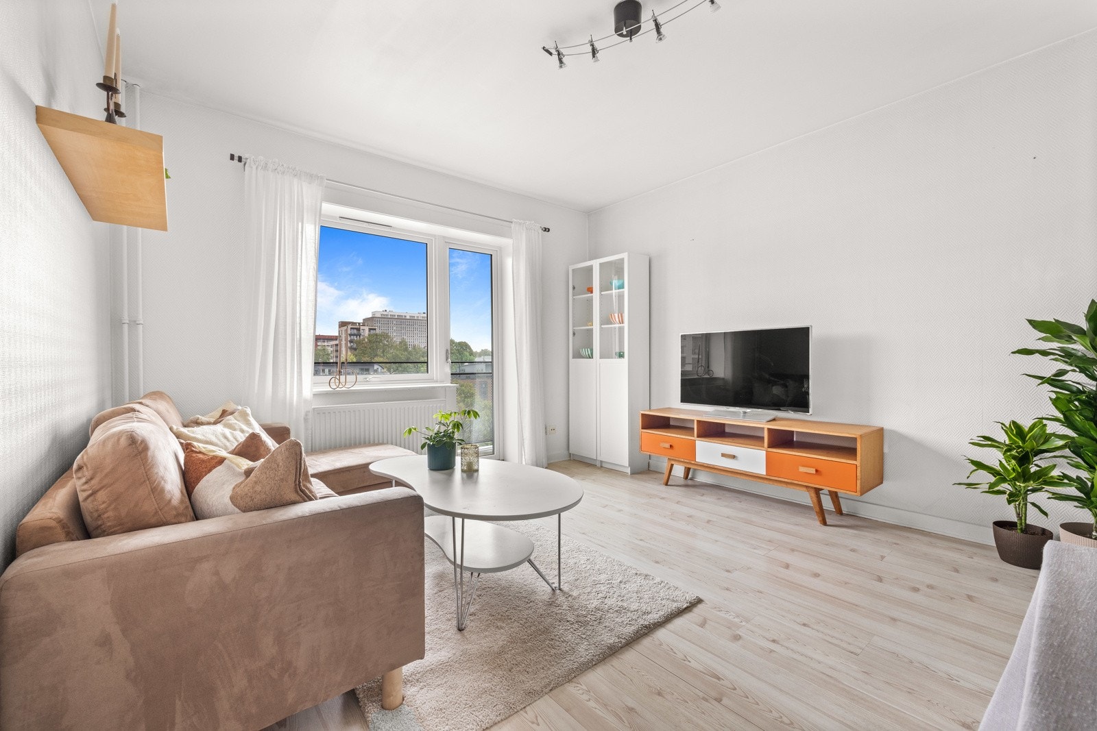 Stua har rikelig med lysinnslipp gjennom store vindusflater, samt adkomst til balkongen på ca. 3 kvm. Galleribilde