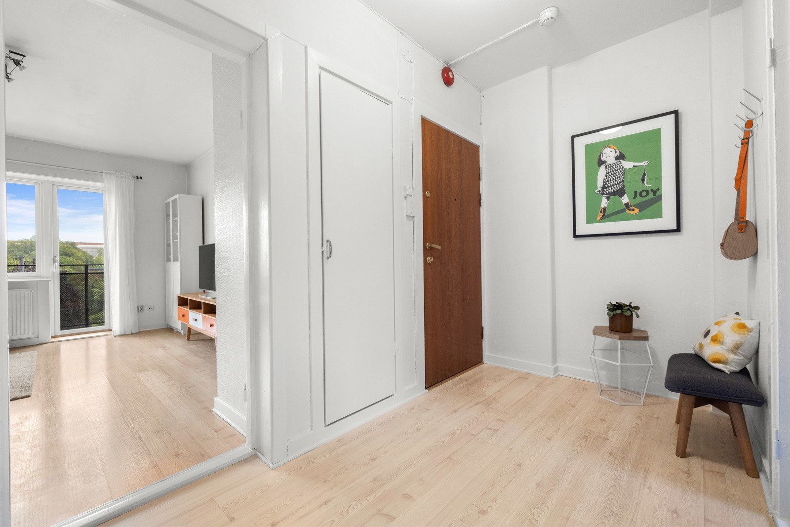 Inn i boligen ønskes du velkommen av en lys og åpen entré med plass til en kommode for oppbevaring samt ekstra lagring i innvendig bod/garderobe. Galleribilde