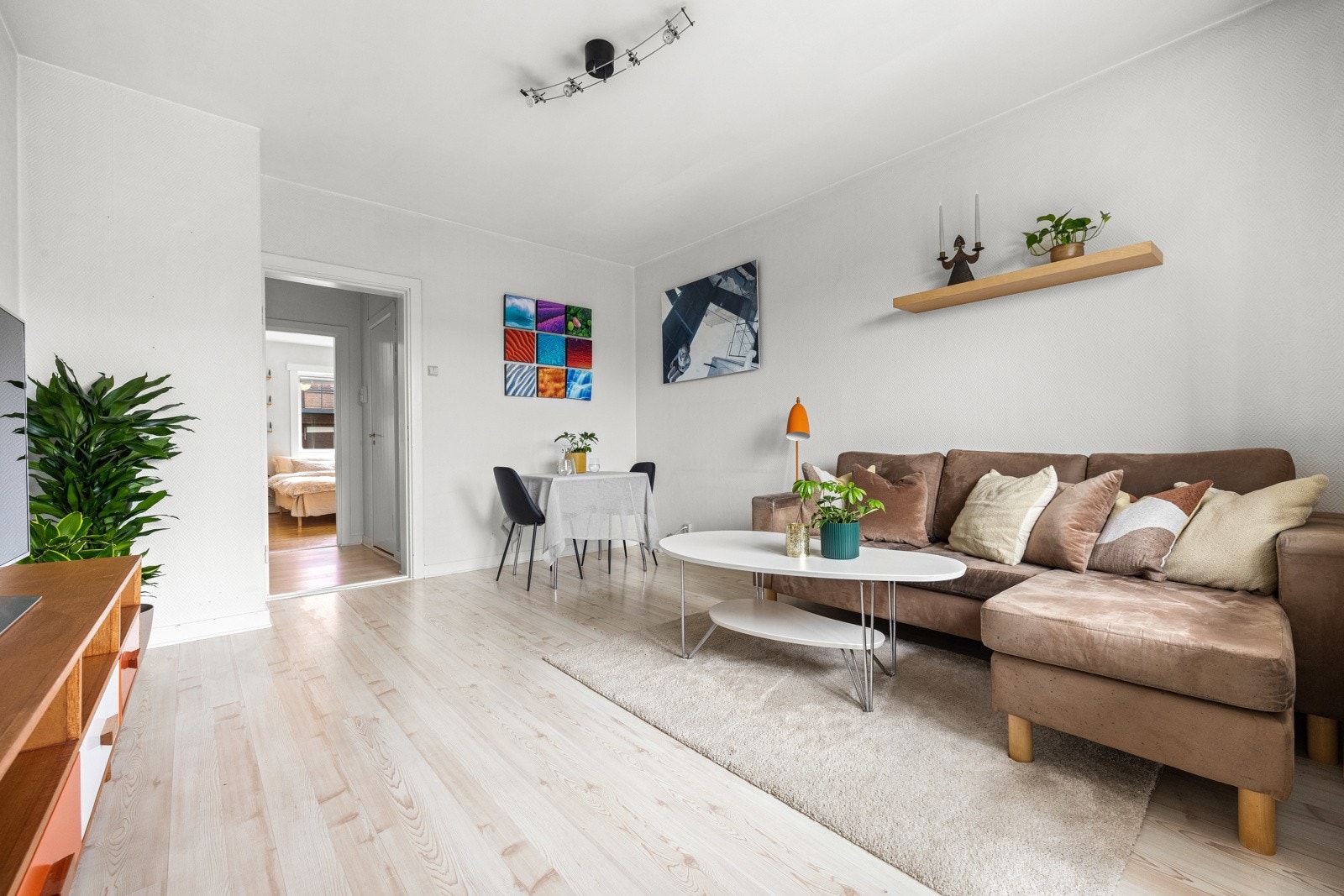 Stuen har hvitmalte vegger og lyse gulv som gir rommet en helhetlig og god atmosfære. Galleribilde