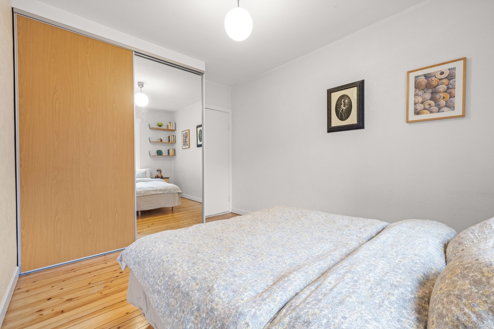 Rommet er utstyrt med en romslig skyvedørsgarderobe som har speil på den ene døren som gjør at rommet virker mer åpent. Galleribilde