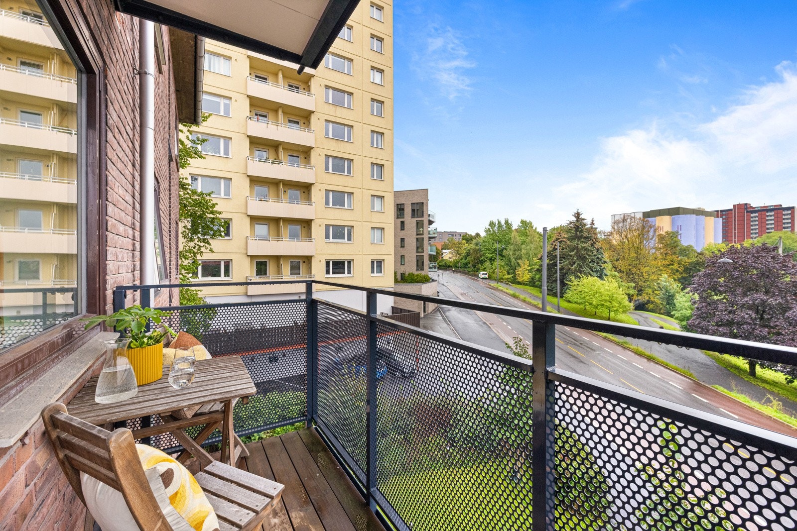 Her har du plass til en sittegruppe med utsikt til parkområder. Galleribilde