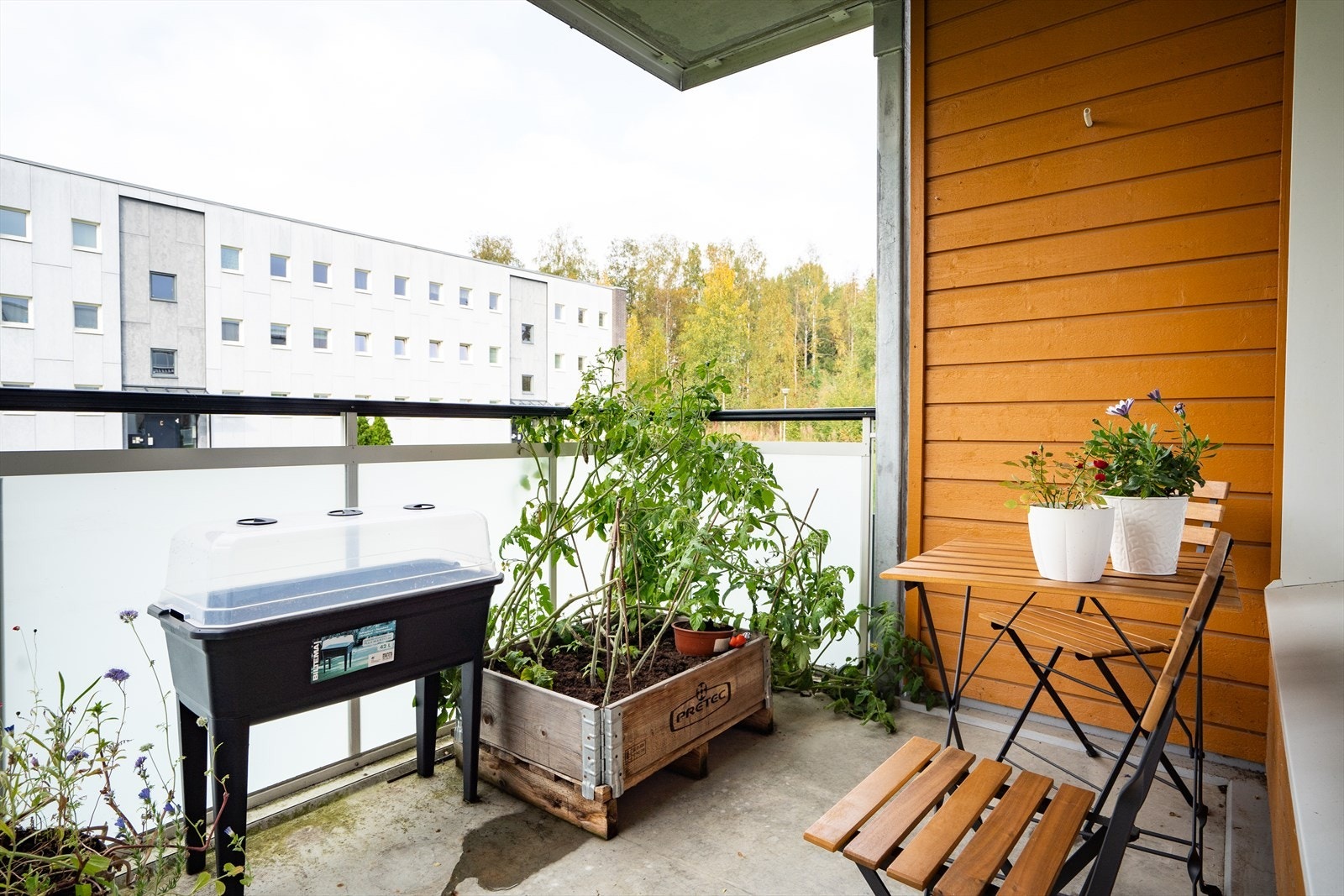 Fra stuen er det utgang til en balkong, som gir en fin forlengelse av oppholdsrommet. Arealet er på ca. 6 kvm og er praktisk utformet med god plass til utemøbler. Galleribilde