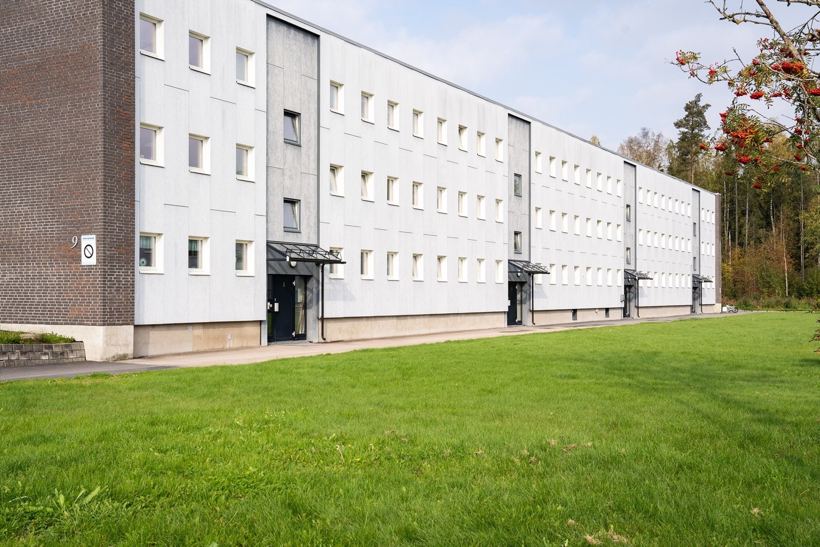 Åsenhagen 9B er en gjennomgående 3-roms leilighet med praktisk løsning og gode lysforhold. Leiligheten ligger i et sentralt barnevennlig område. Galleribilde