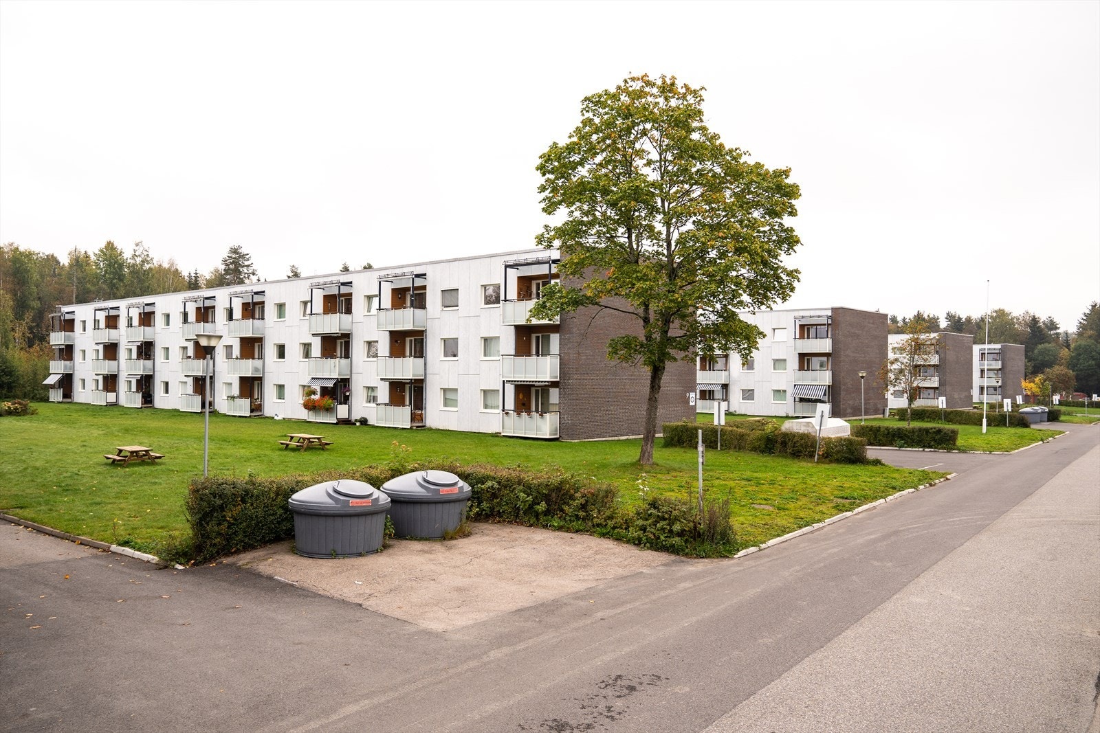 Leiligheten ligger i et barnevennlig område med kort avstand til både barnehager, skoler og busstopp med avganger i retning Oslo, Gardermoen og Lillestrøm. Galleribilde