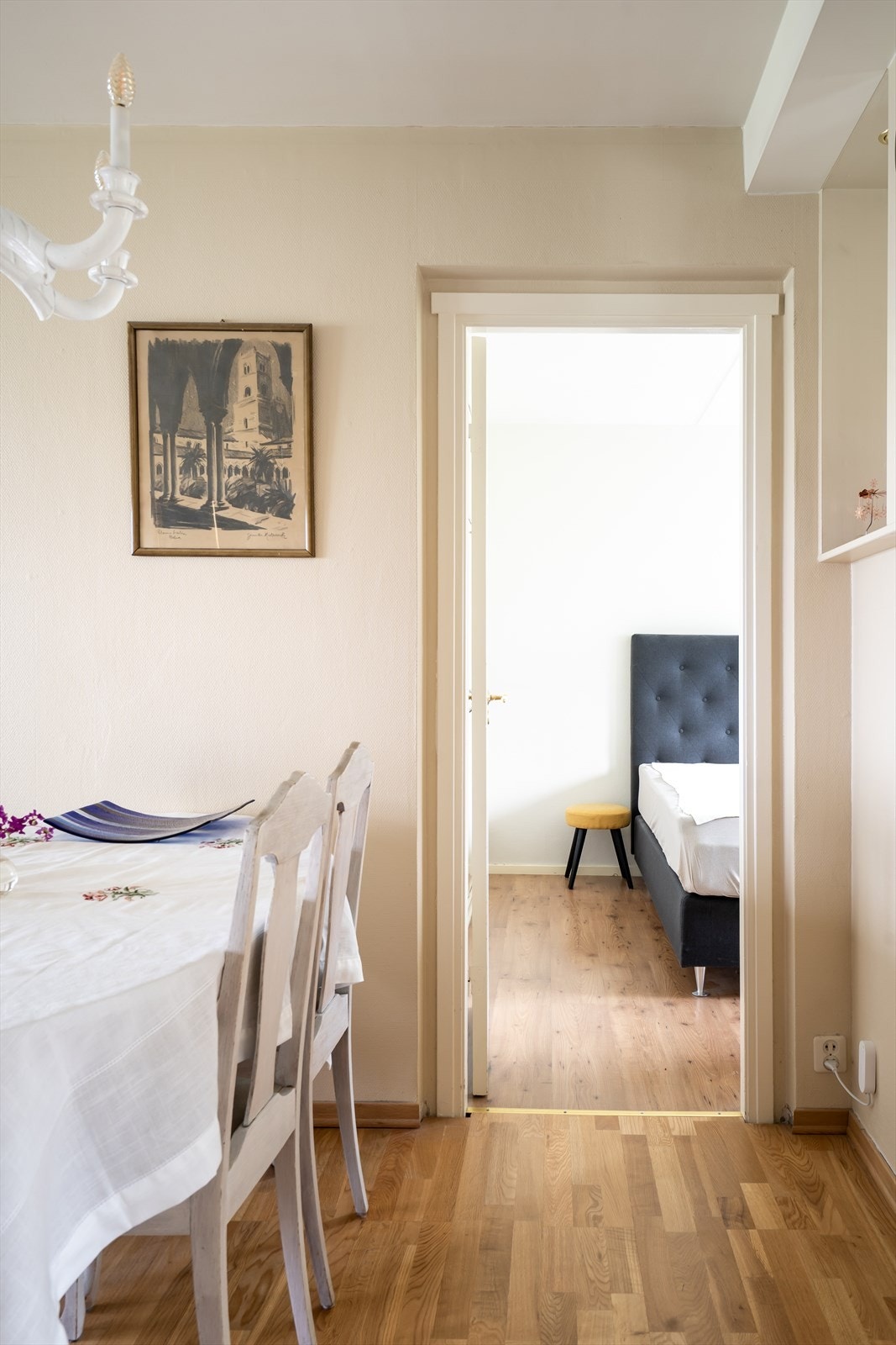 Leiligheten har to romslige soverom, begge med godt lysinnslipp og praktiske løsninger. Galleribilde