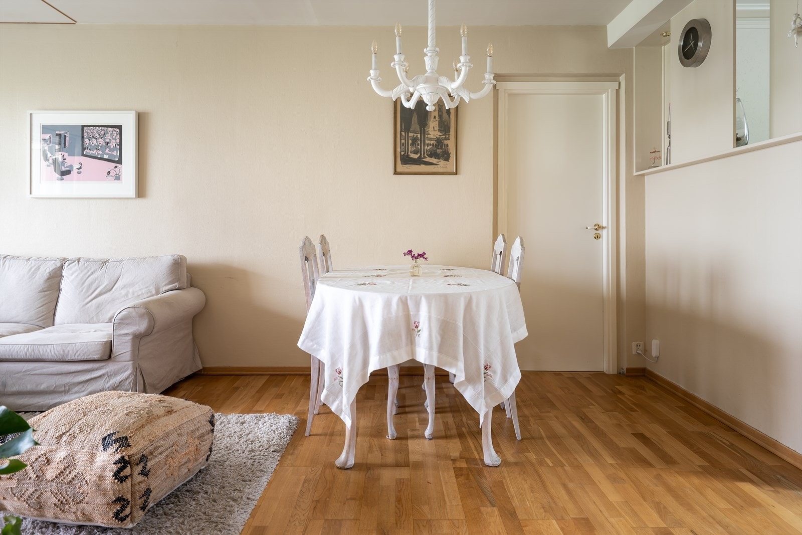 Rommets planløsning er åpen og luftig som gjør det enkelt å møblere både med sofagruppe og spiseplass. Galleribilde