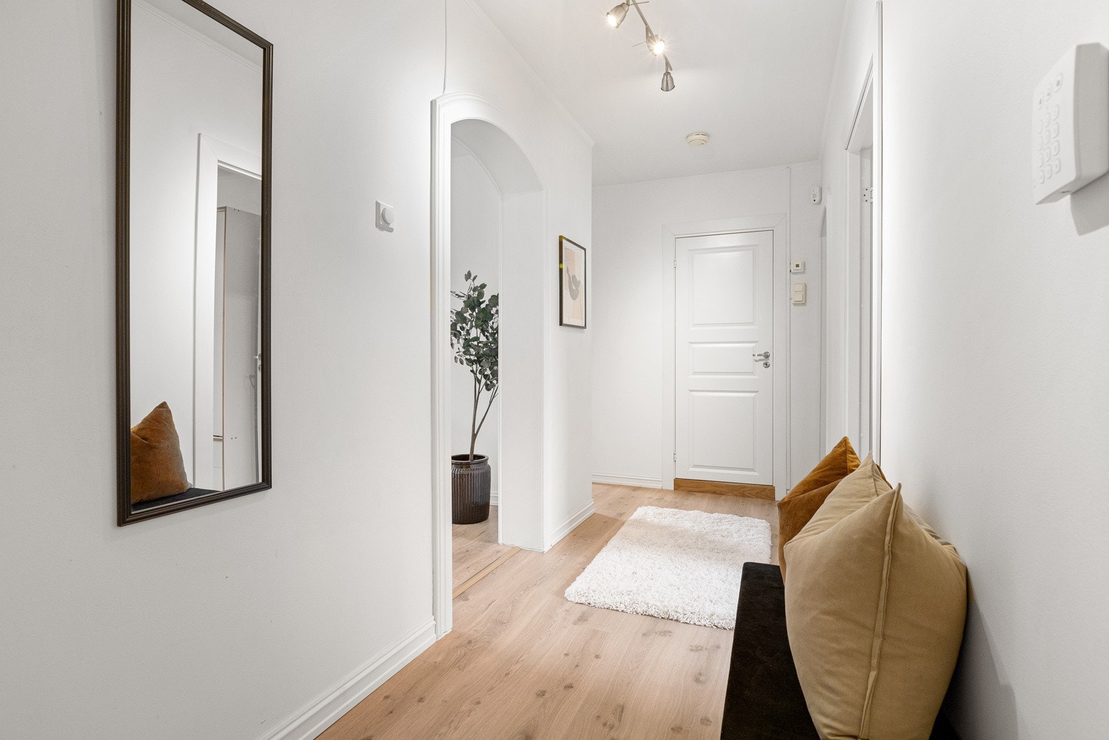 Det er god plass til møblement for oppbevaring av sko og yttertøy. Galleribilde