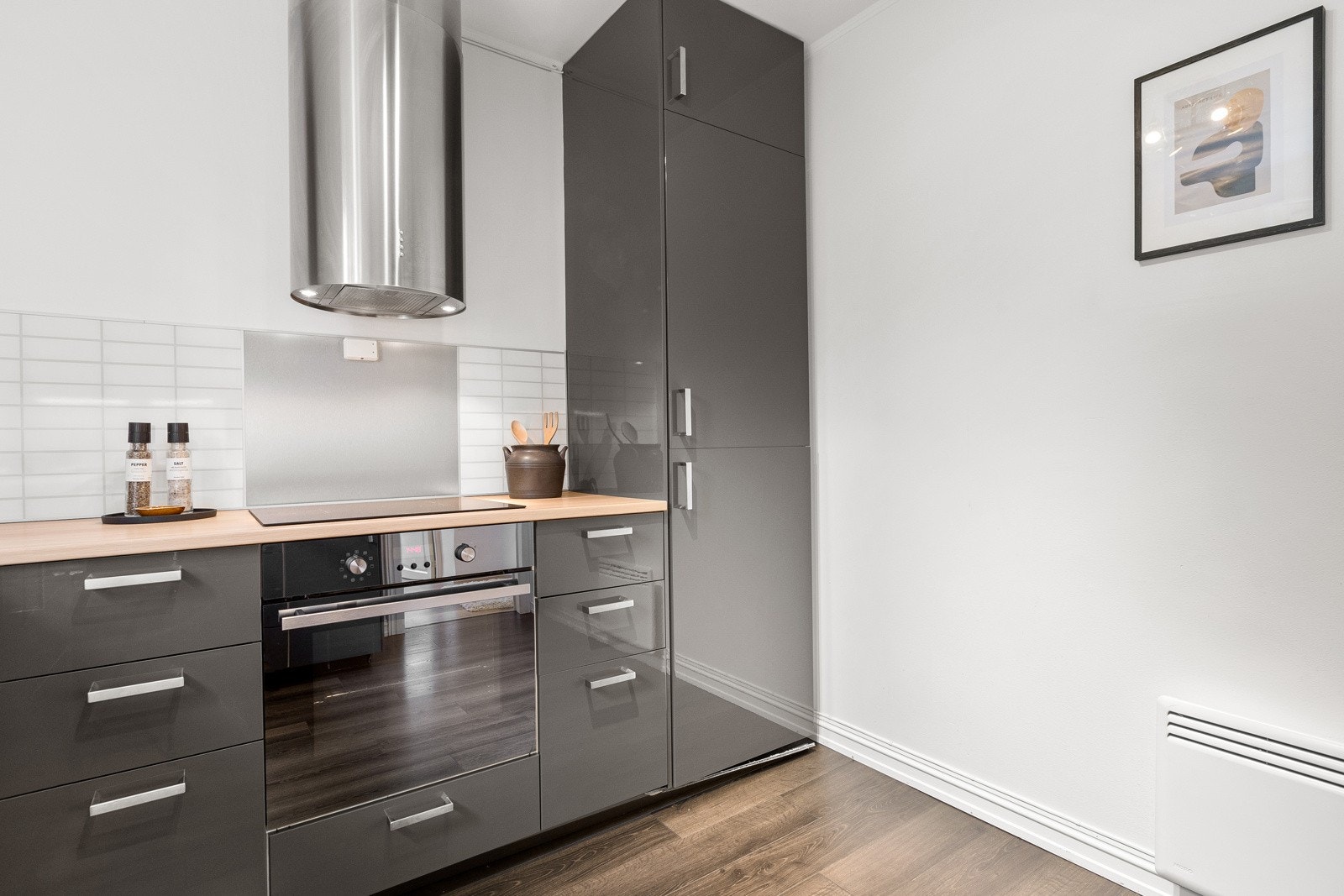 Kjøkkenet er godt utstyrt med integrerte hvitevarer som stekeovn, induksjon platetopp, kjøleskap/fryser, oppvaskmaskin og kullfilterventilator i stål. Galleribilde