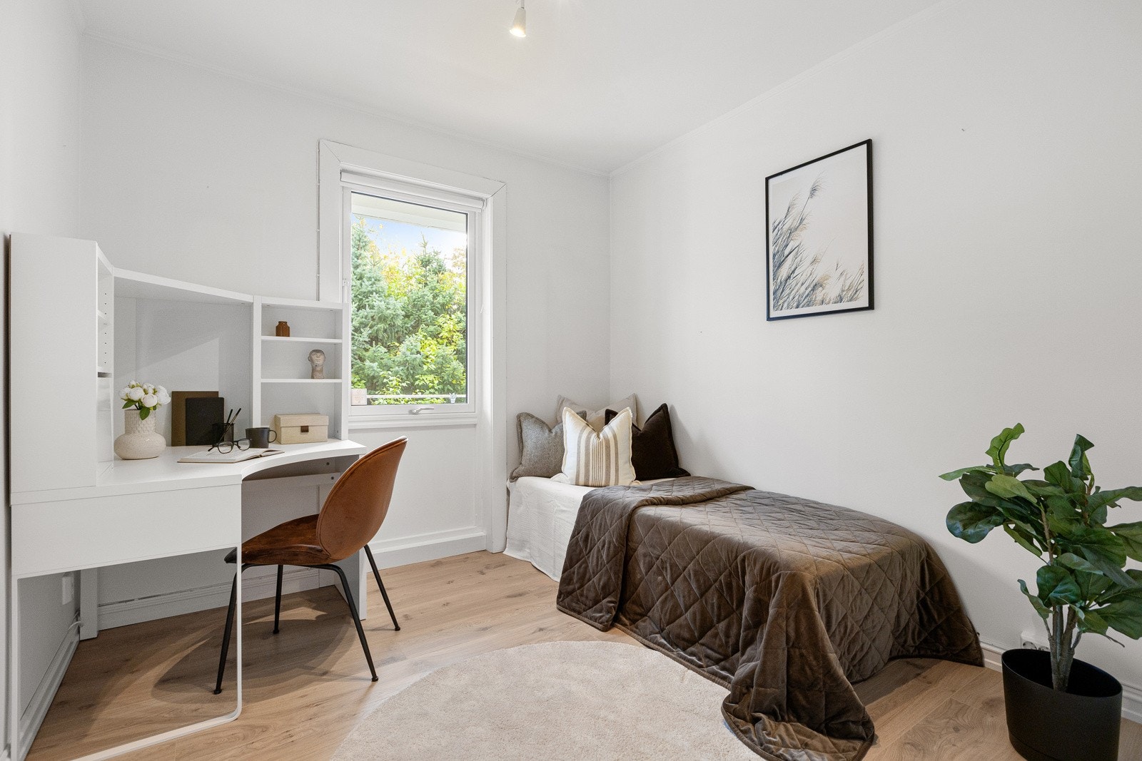 Det andre soverommet har god plass til både seng, nattbord og et medfølgende skrivebord. Galleribilde