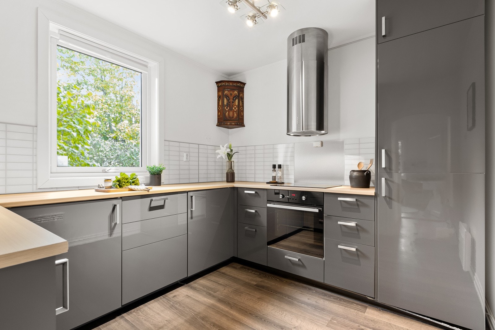 Separat kjøkken som ble oppgradert i 2013/2014 og er moderne med glatte fronter og laminat benkeplate. Galleribilde
