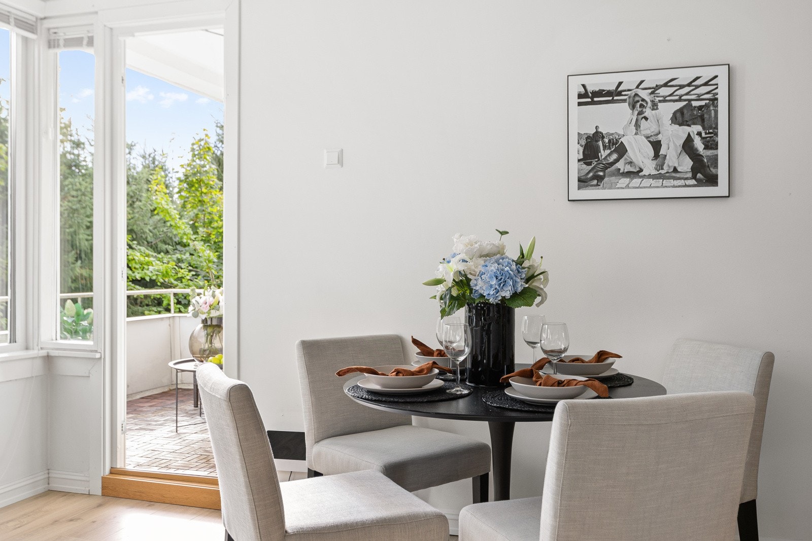 Det er god plass til både sofaseksjon med tilhørende møblement og spisebord. Galleribilde