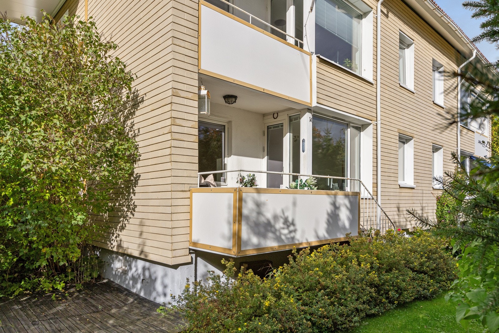 Leiligheten ligger i en høy 1. etasje, og nåværende eier har brukt plattingen på fellesområdet til eget bruk. Galleribilde