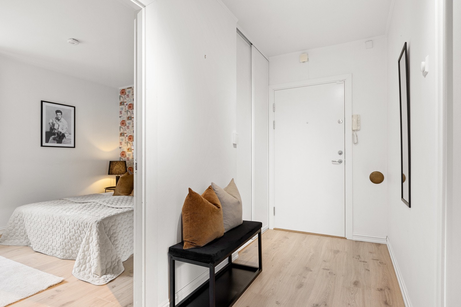 Entréen er lys og romslig. Galleribilde